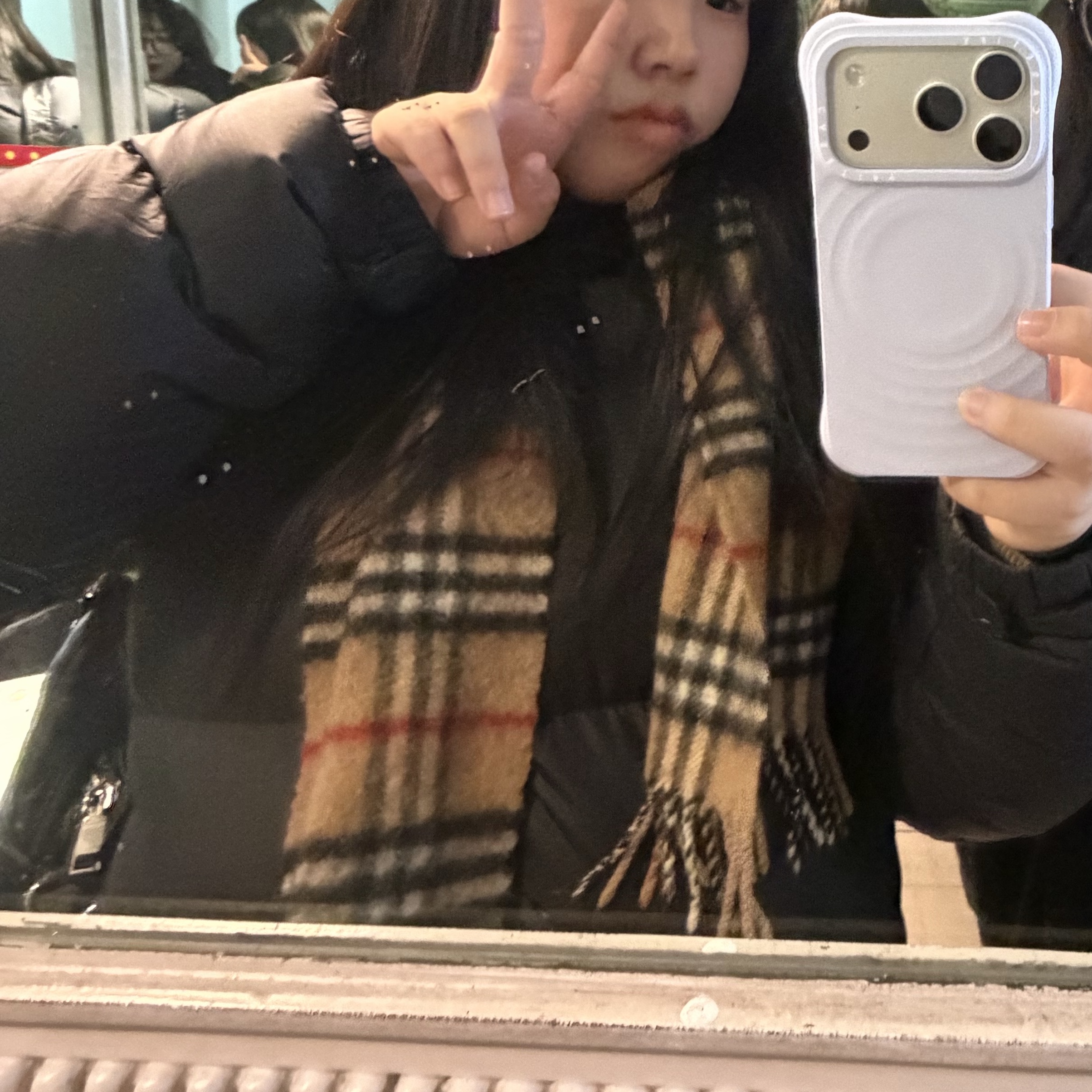 Casetify iPhone MagSafe Ripple Case Periwinkle, Burberry Vintage Check Cashmere Muffler Beige 착용 스타일 - 4