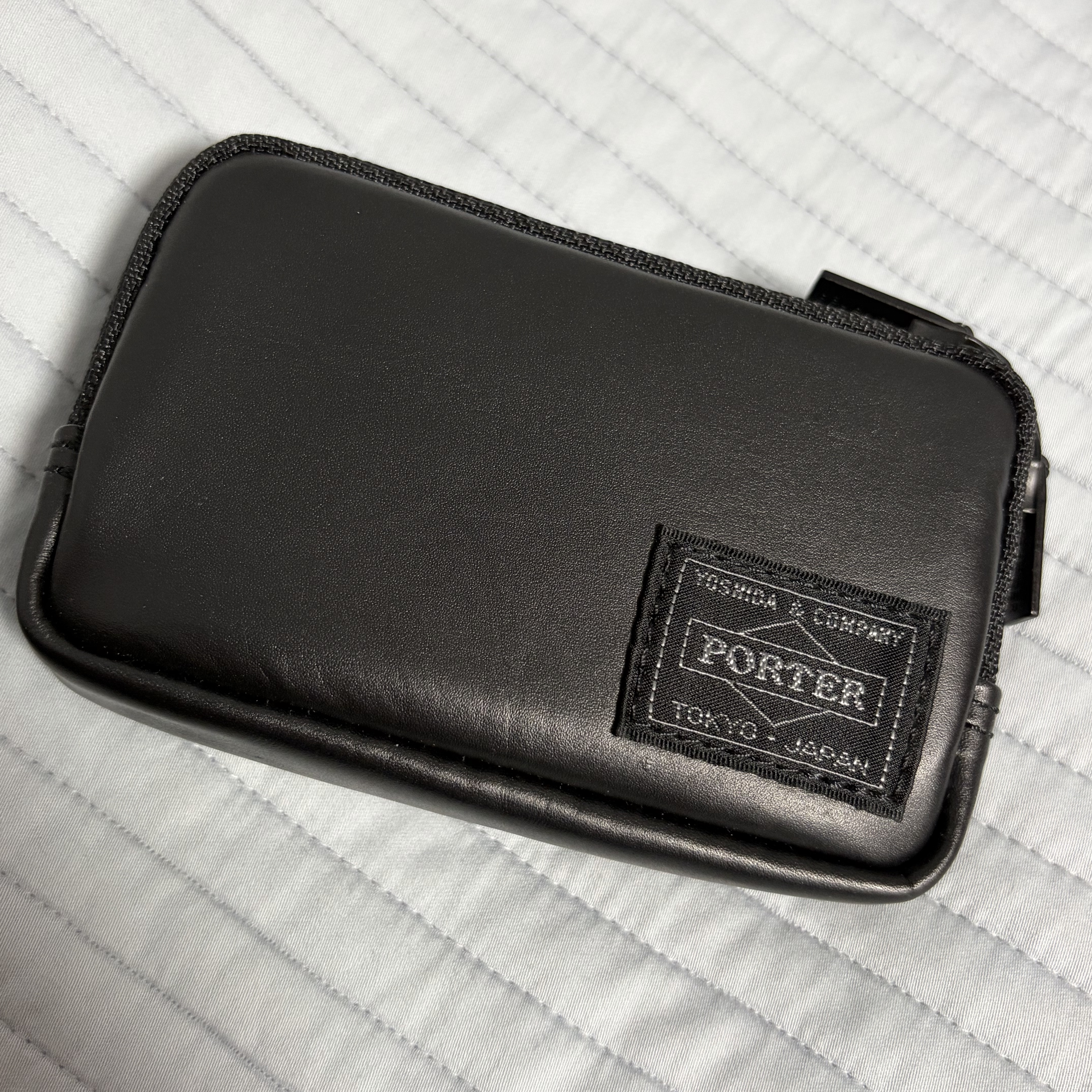 Porter Aloof Coin Case Black 착용 스타일