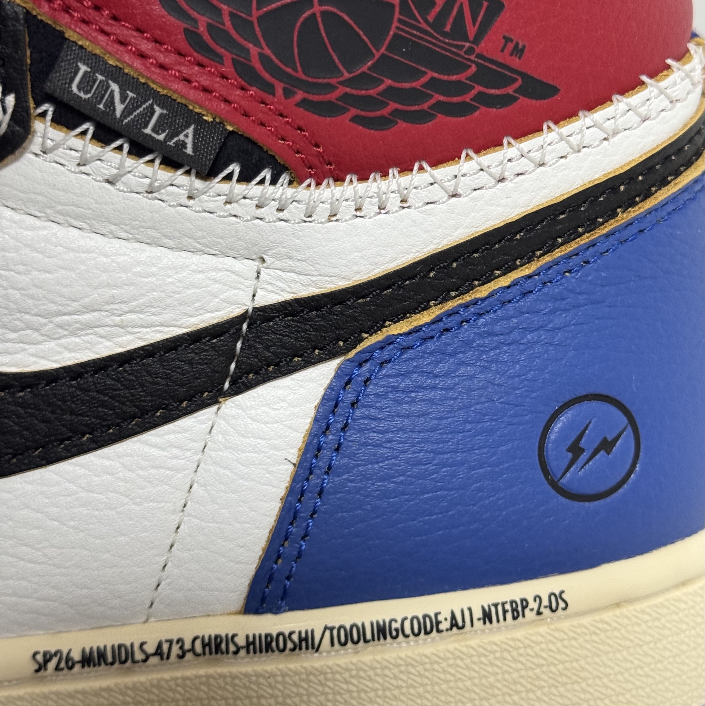 Jordan 1 x Fragment x Union LA Black and Varsity Red 착용 스타일 - 1