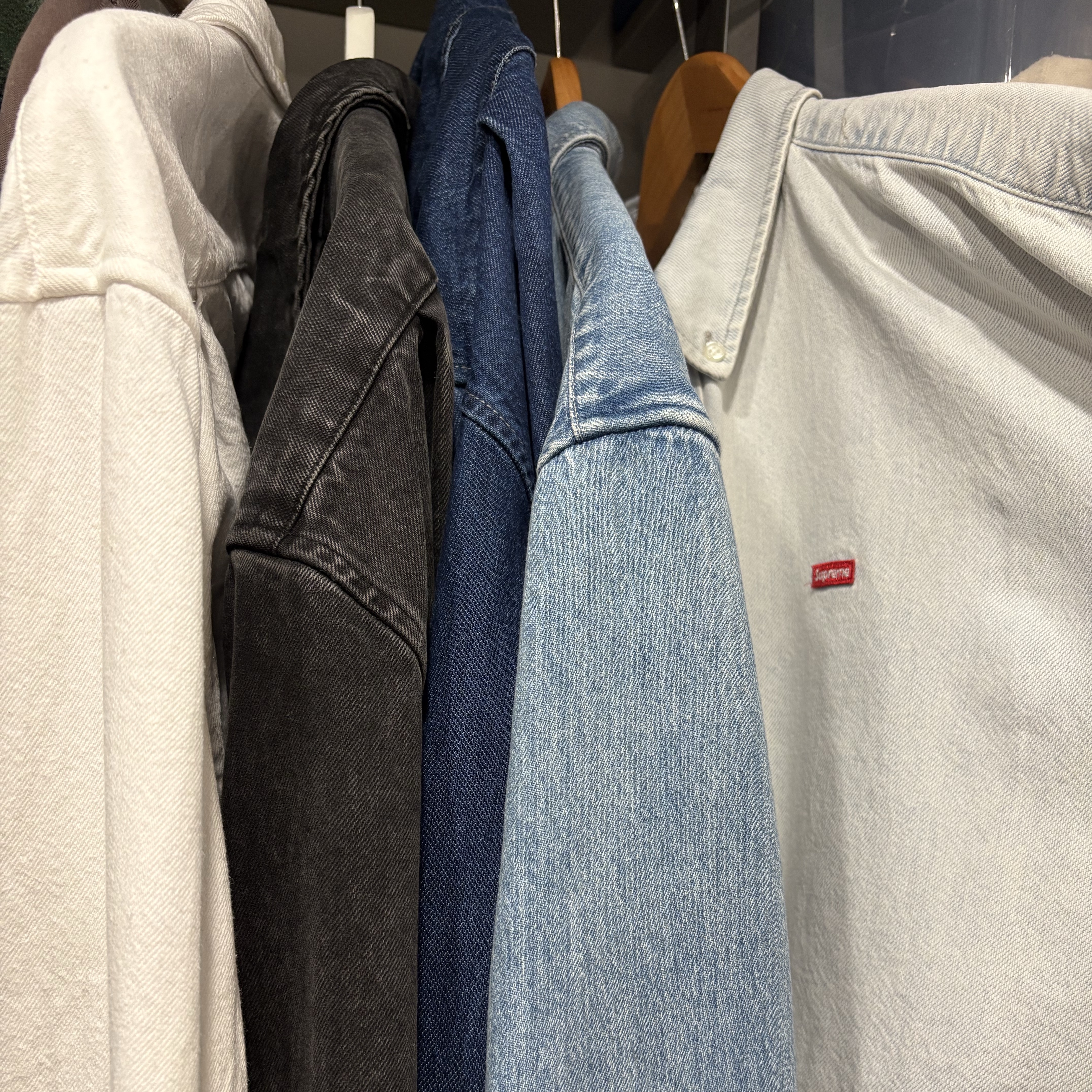 Supreme Small Box Shirt Washed Denim - 24FW, Supreme Small Box Denim Shirt Washed Indigo - 25SS 착용 스타일