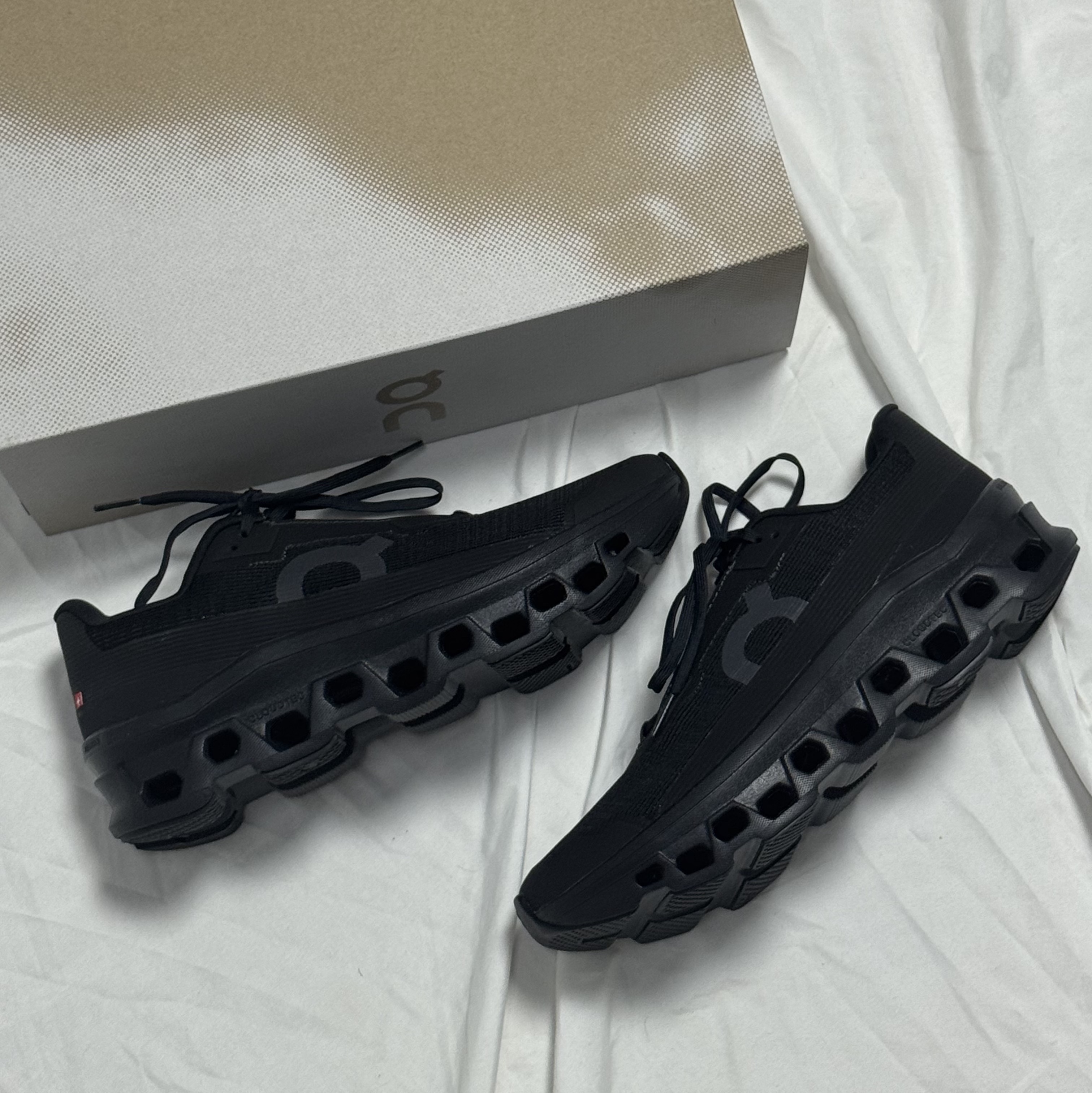 On Running Cloudmonster All Black 착용 스타일 - 3