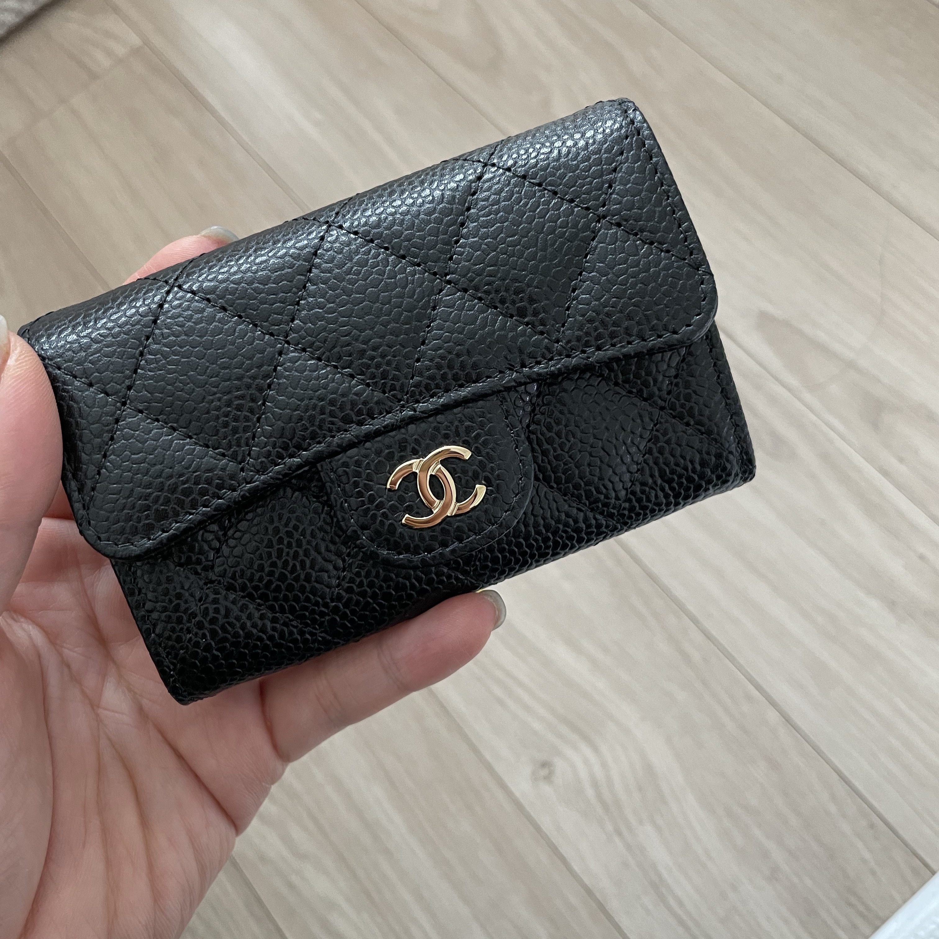 Chanel Classic Card Holder Grained Calfskin & Gold Black 착용 스타일
