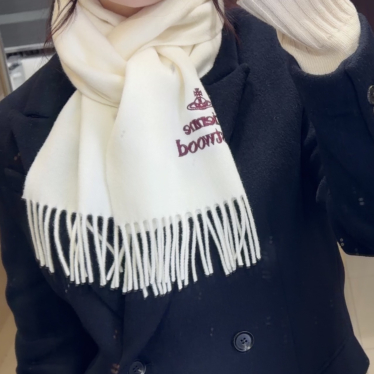 Vivienne Westwood Embroidered Logo Muffler White Wine 착용 스타일