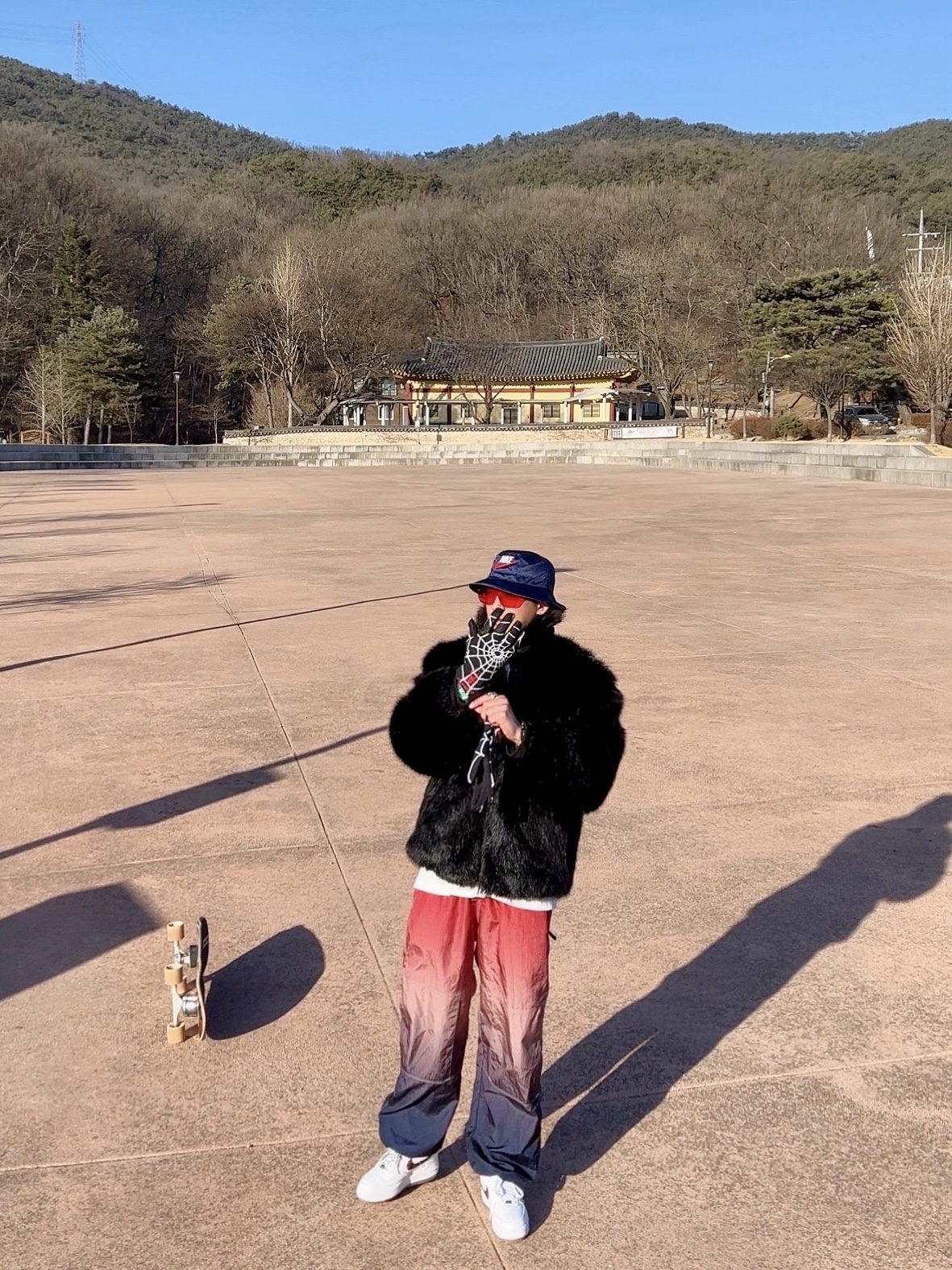 Supreme x Nike Dazzle Crusher Navy - 24SS, Supreme x Nike Ripstop Pullover Multicolor - 24SS 착용 스타일 - 1