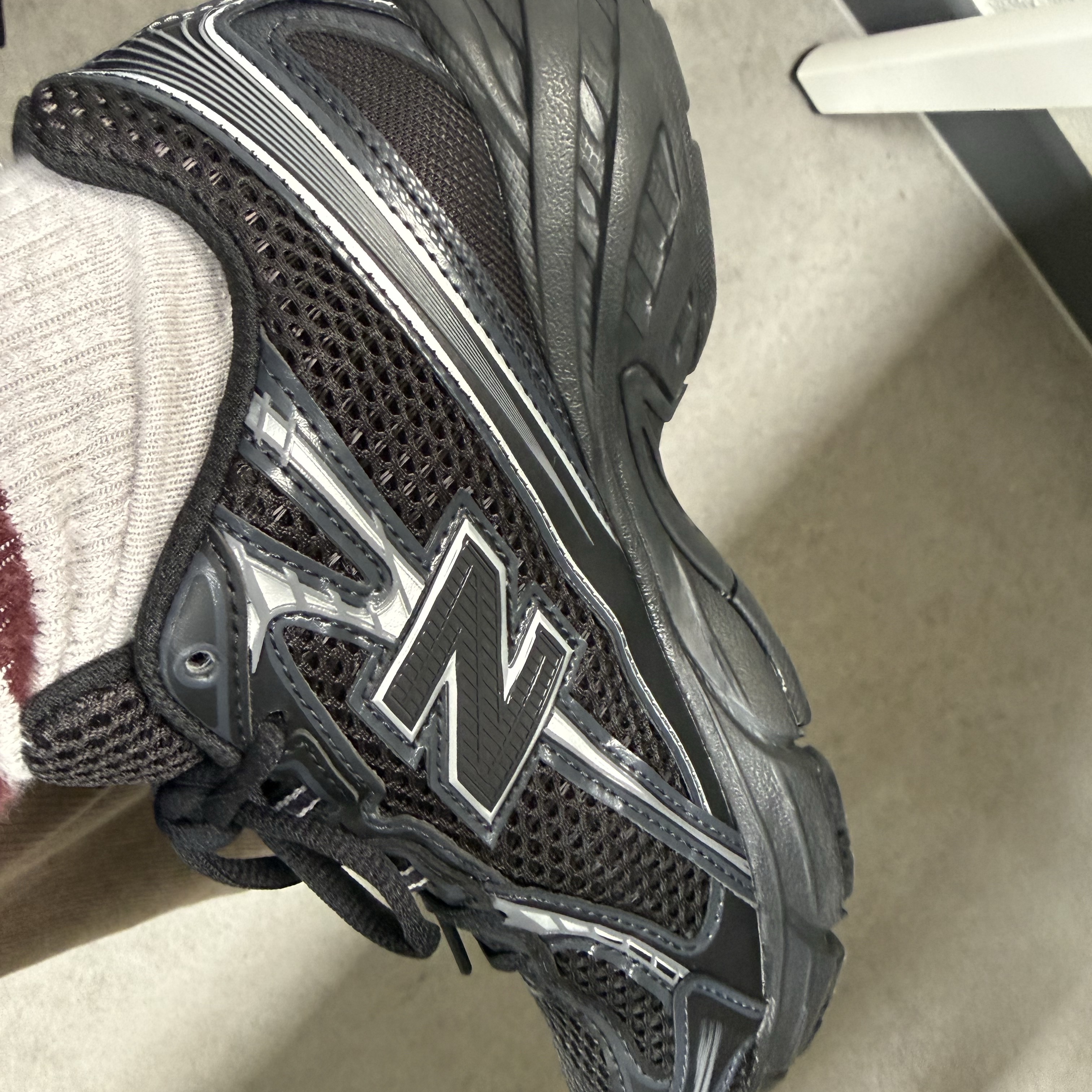 New Balance 740v2 Black Silver Metallic 착용 스타일