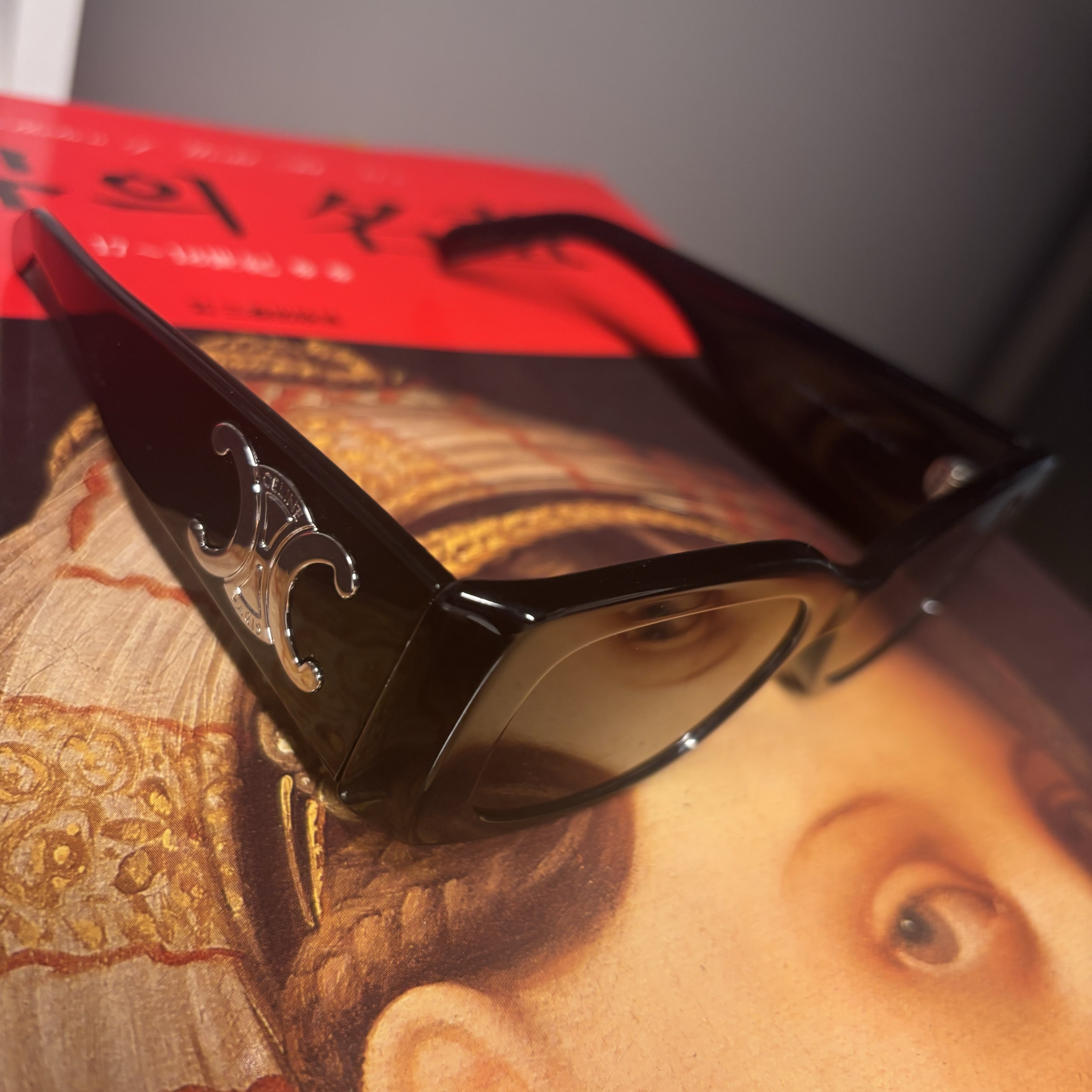 (W) Celine Triomphe XL 01 Sunglasses in Acetate Black 착용 스타일 - 2