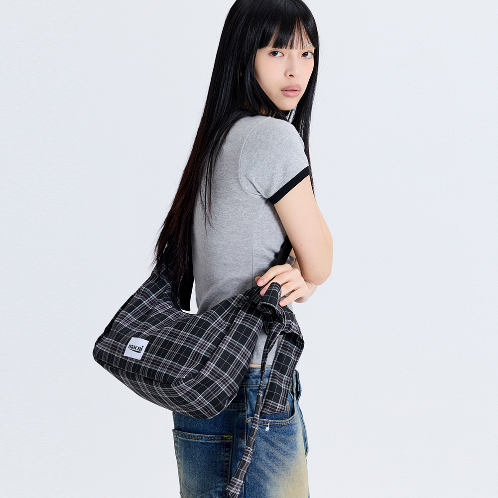마크니 리본 크레센트 크로스백 블랙 체크(MACNI Ribbon Crescent Cross Bag Black Check) - 3