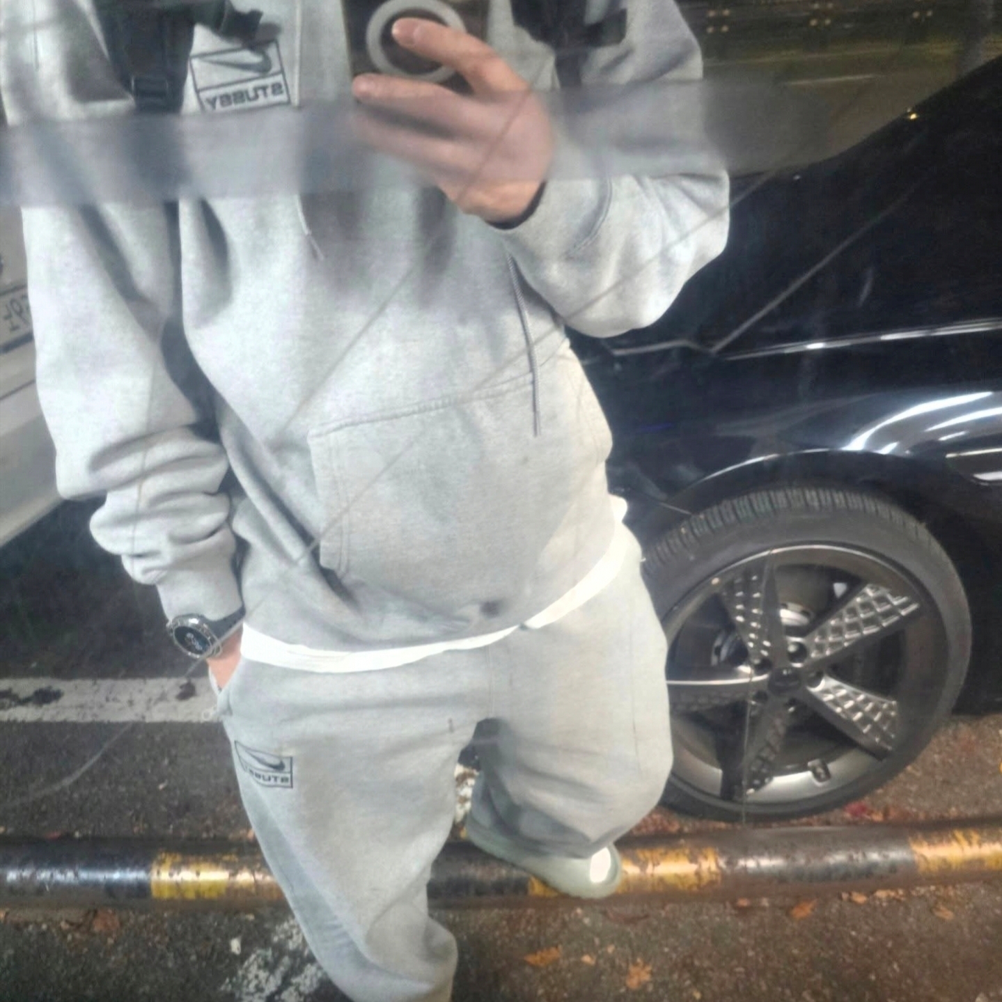 Nike x Stussy NRG Fleece Pants Dark Grey Heather (DO9340-063), Adidas Yeezy Slide Salt 착용 스타일