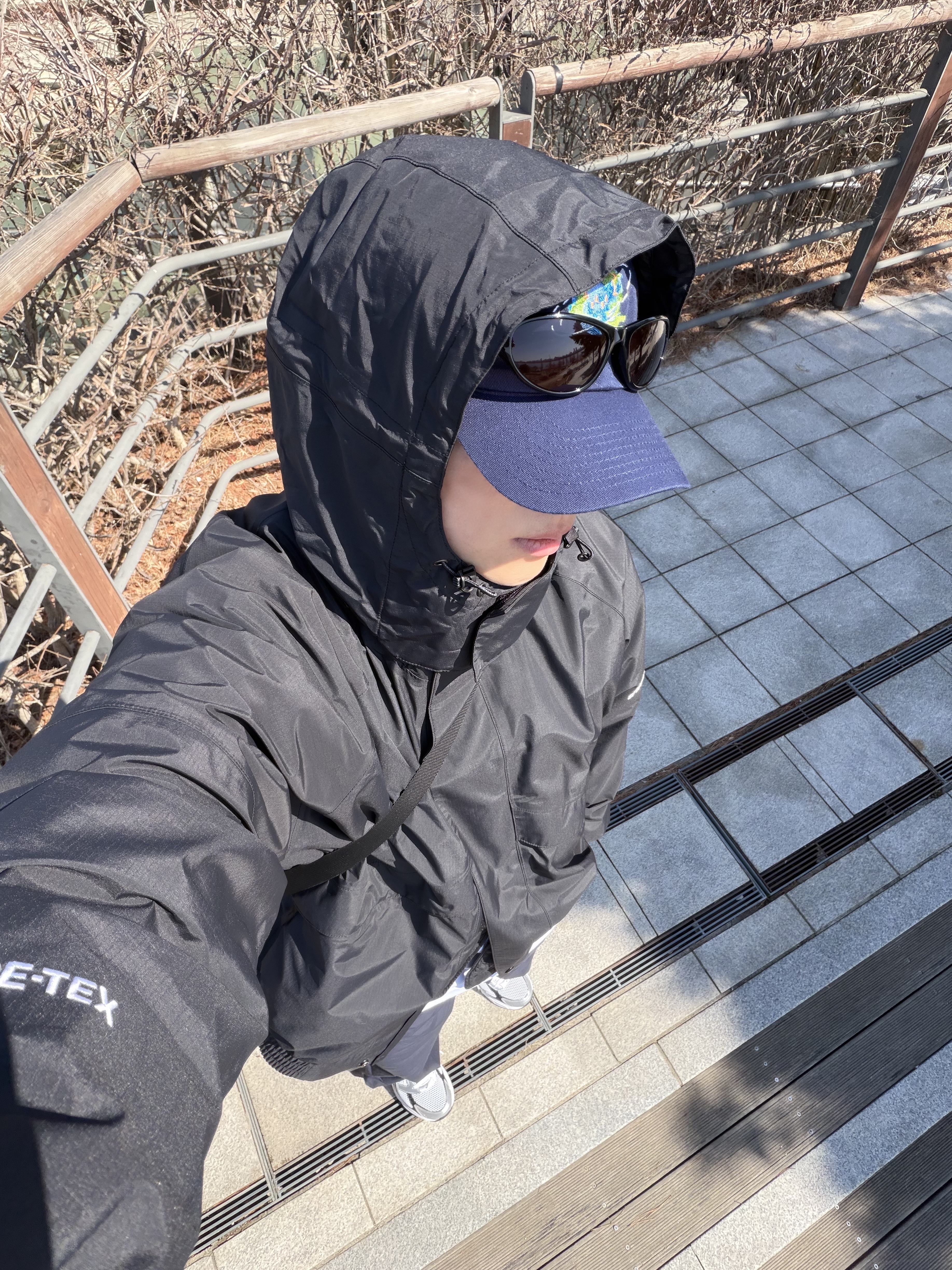 Montbell Trekking Glasses Black Grey, Asics Gel-1130 White Black 착용 스타일 - 1