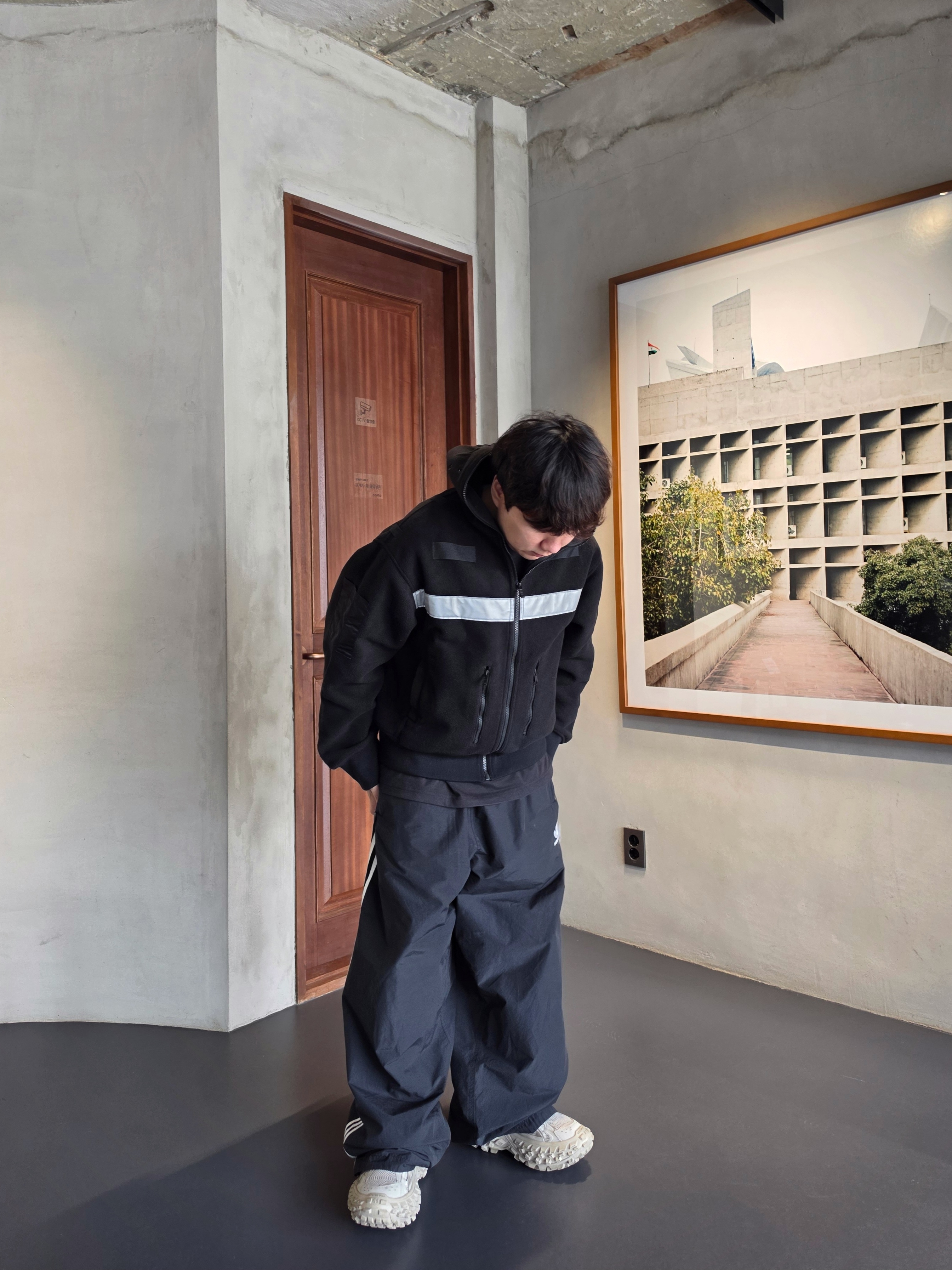 Balenciaga x Adidas Tracksuit Trousers Black 착용 스타일