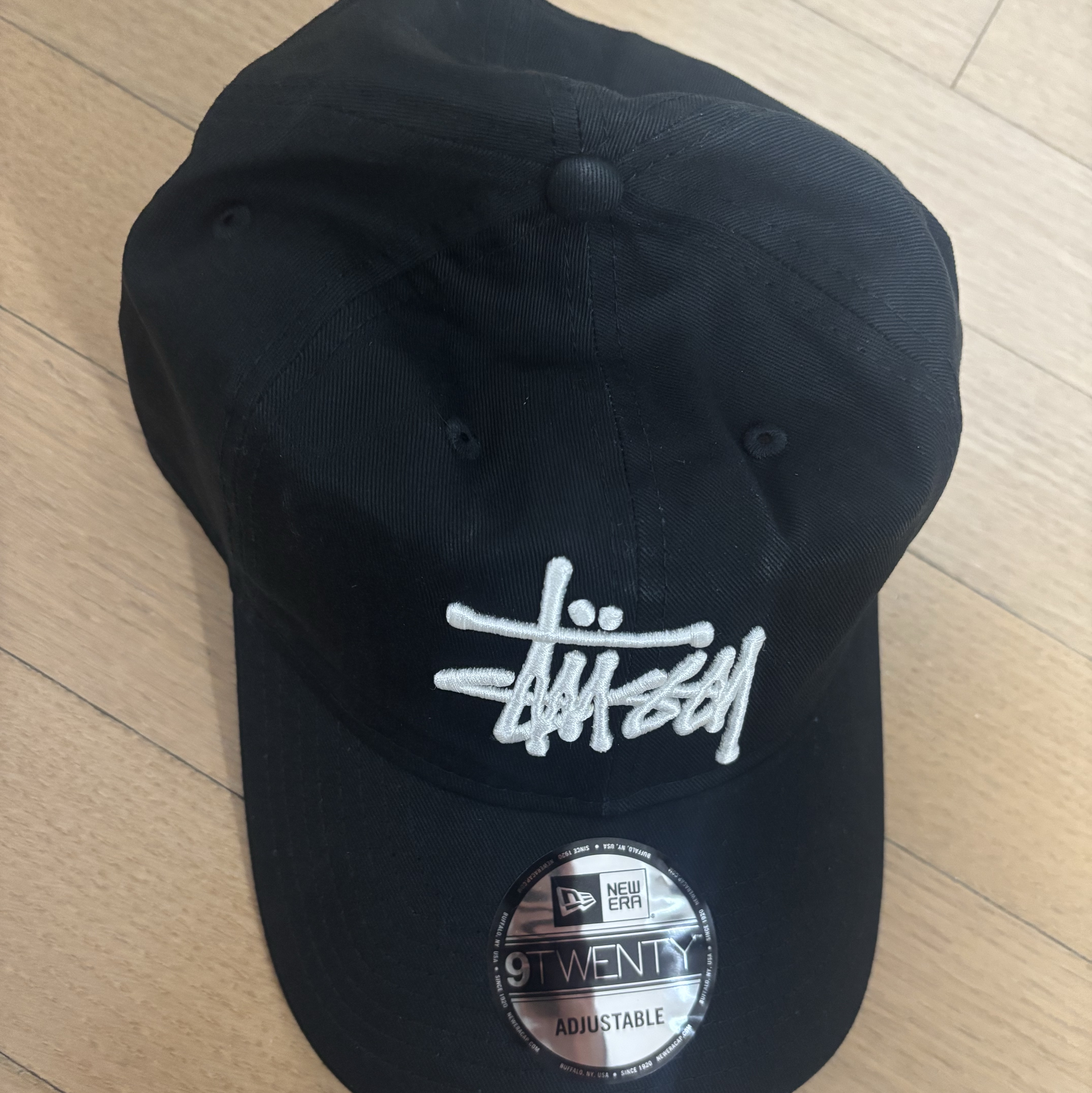 Stussy Basic New Era 9Twenty Basic Strapback Black 착용 스타일 - 1