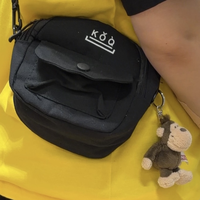 [KREAM 단독] NICI Monkey 10cm Bean Bag Keyring 착용 스타일