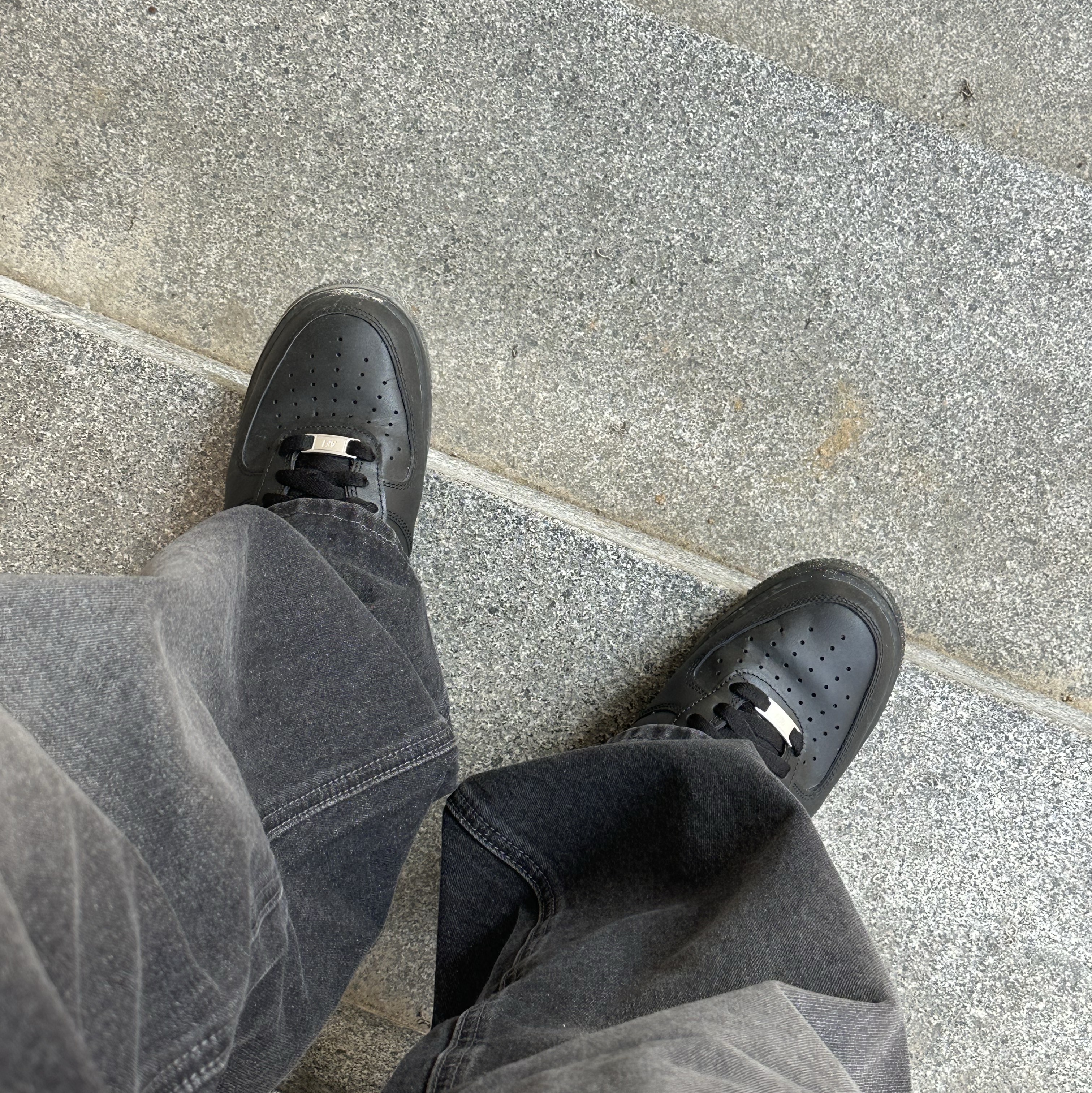 Nike Air Force 1 '07 Low Triple Black 착용 스타일