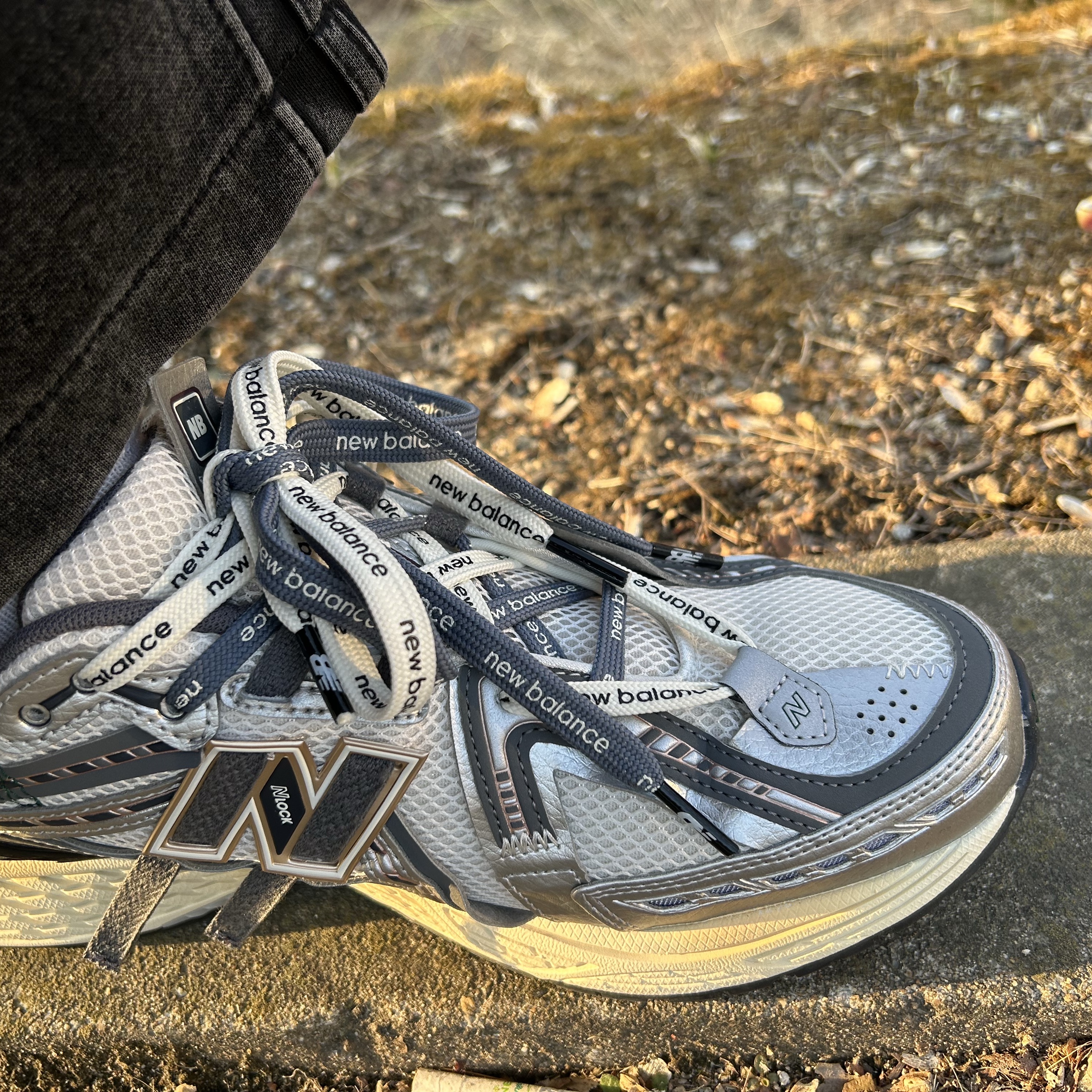 New Balance 1906A Silver Metallic Castlerock 착용 스타일 - 2