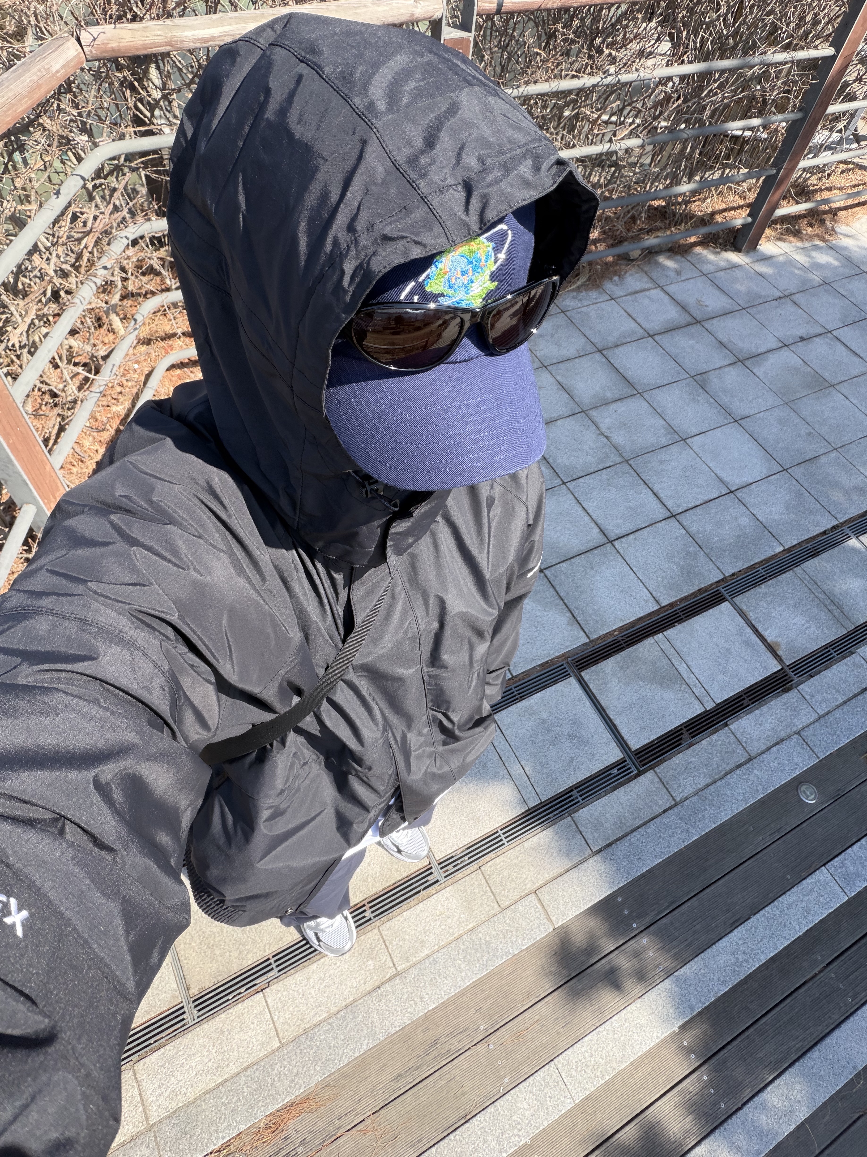 Montbell Trekking Glasses Black Grey, Asics Gel-1130 White Black 착용 스타일 - 2