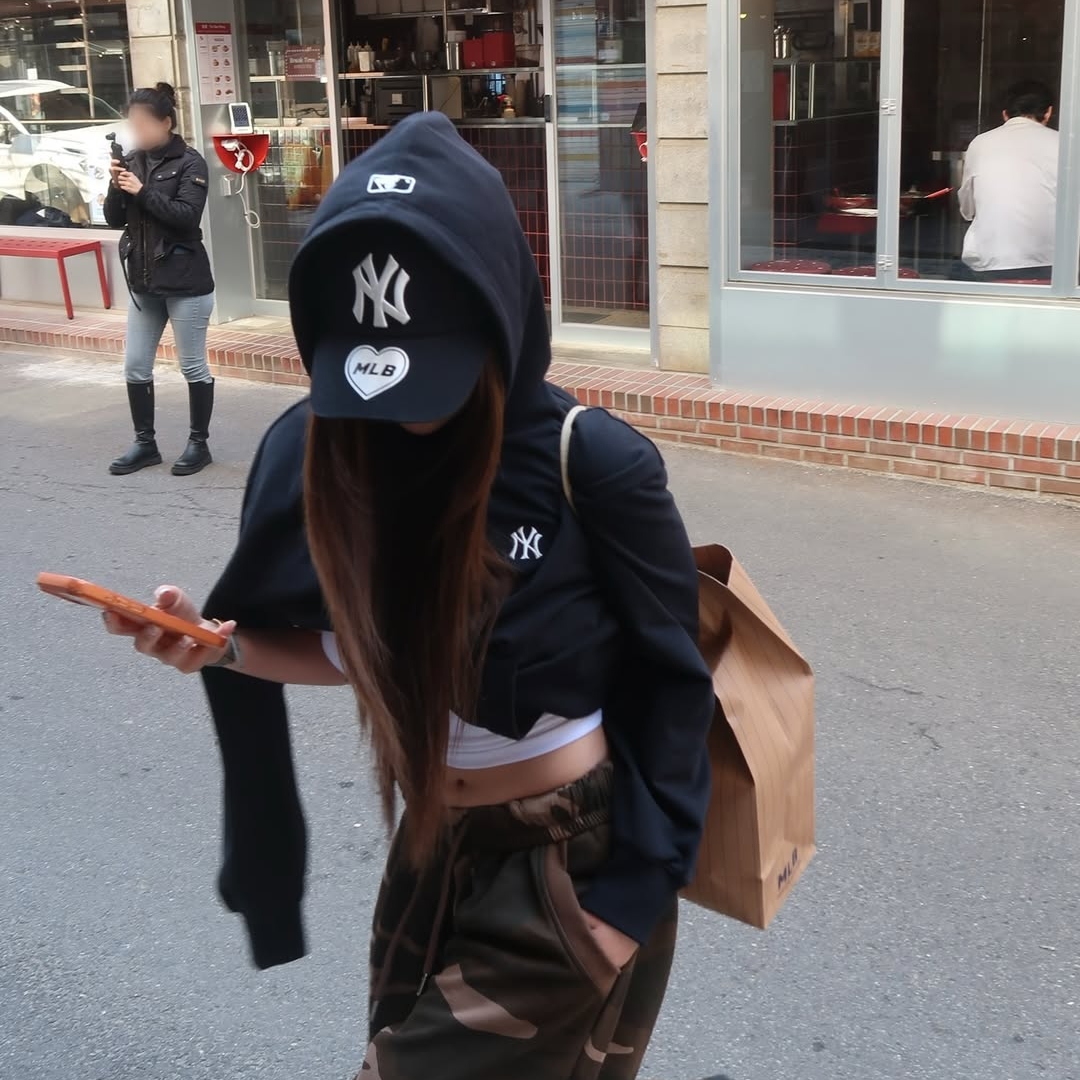 MLB x Karina Signature Unstructured Ball Cap Black 착용 스타일