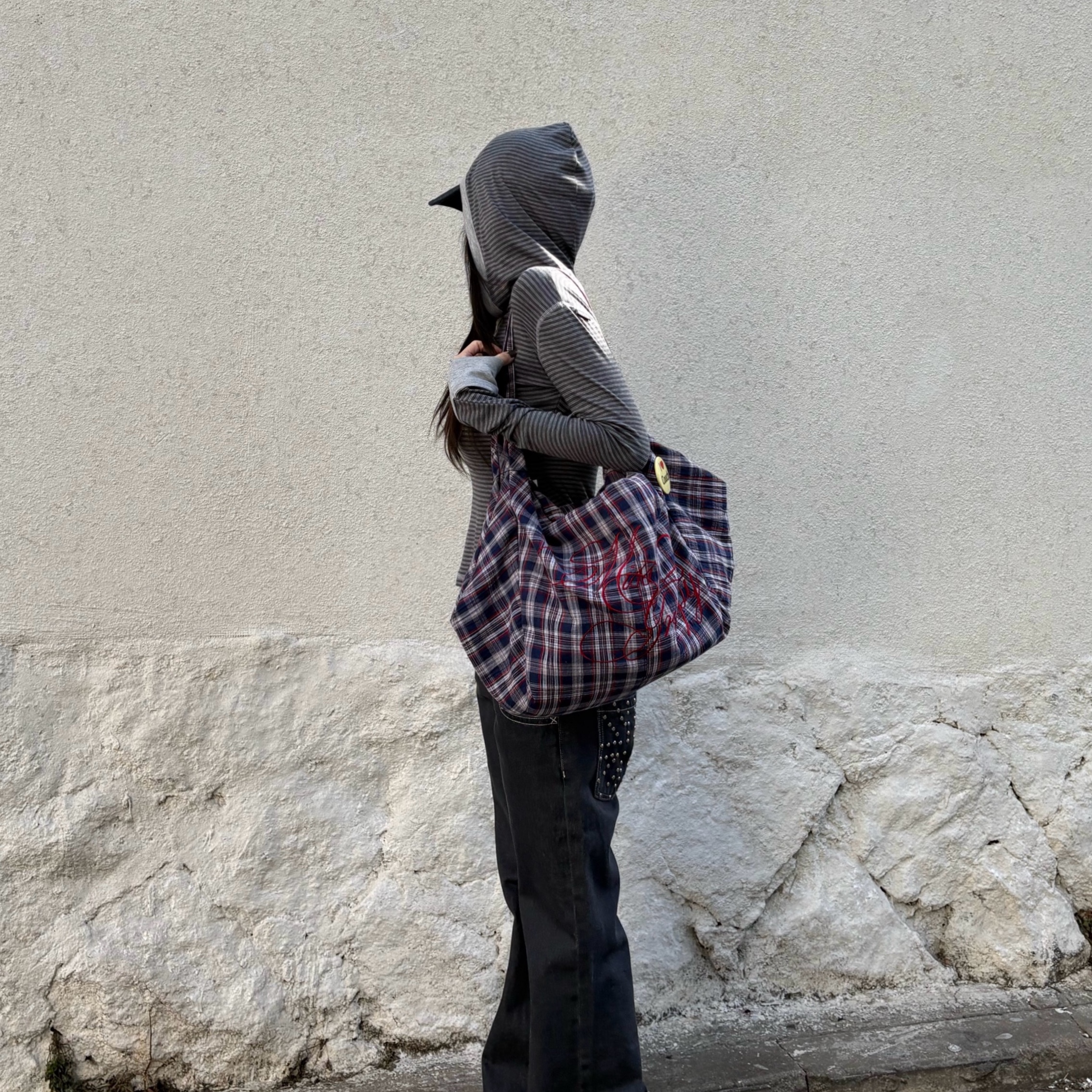 Sculptor Plaid Big Hobo Bag Sage, Sculptor Plaid Big Hobo Bag Navy 착용 스타일 - 2