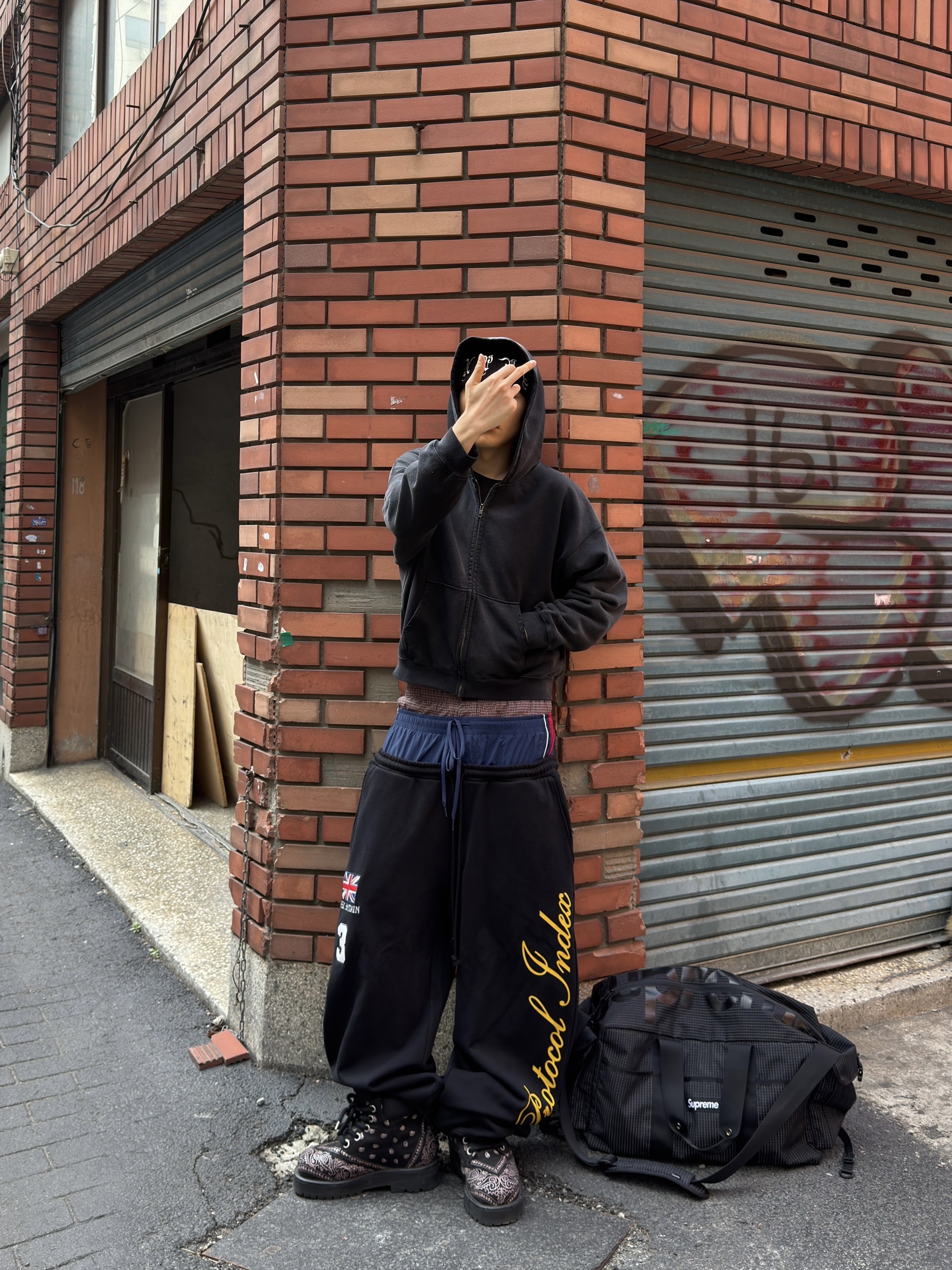 Supreme AOI Gems Beanie Black - 25FW, Supreme Duffle Bag Black - 24SS 착용 스타일 - 4