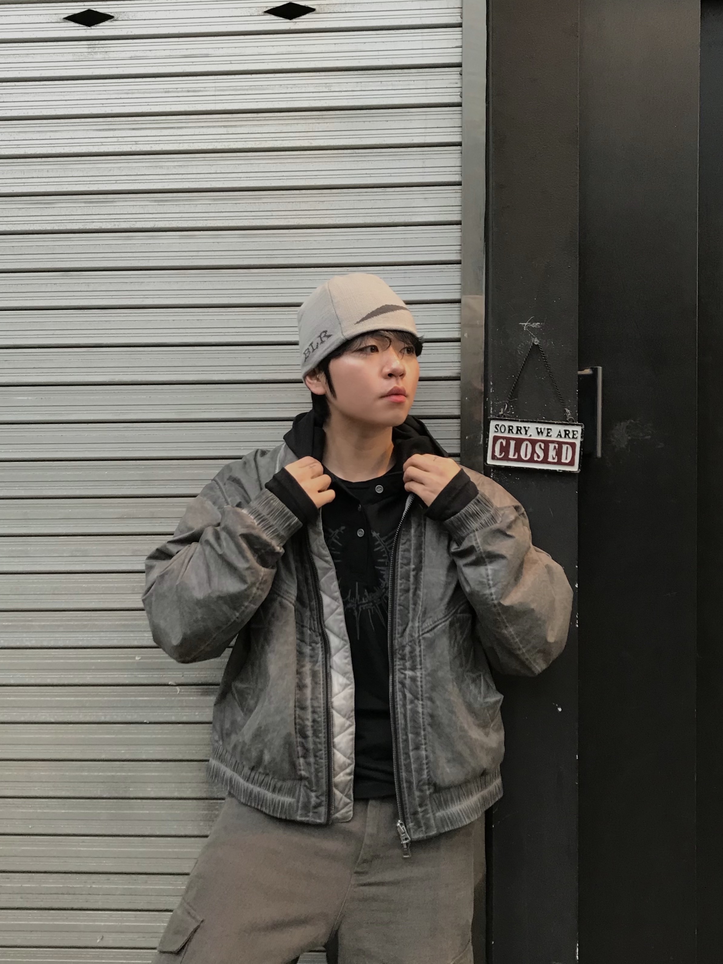 BLR Curved Logo Beanie Black/Gray, BLR Curved Logo Beanie Grey 착용 스타일 - 2