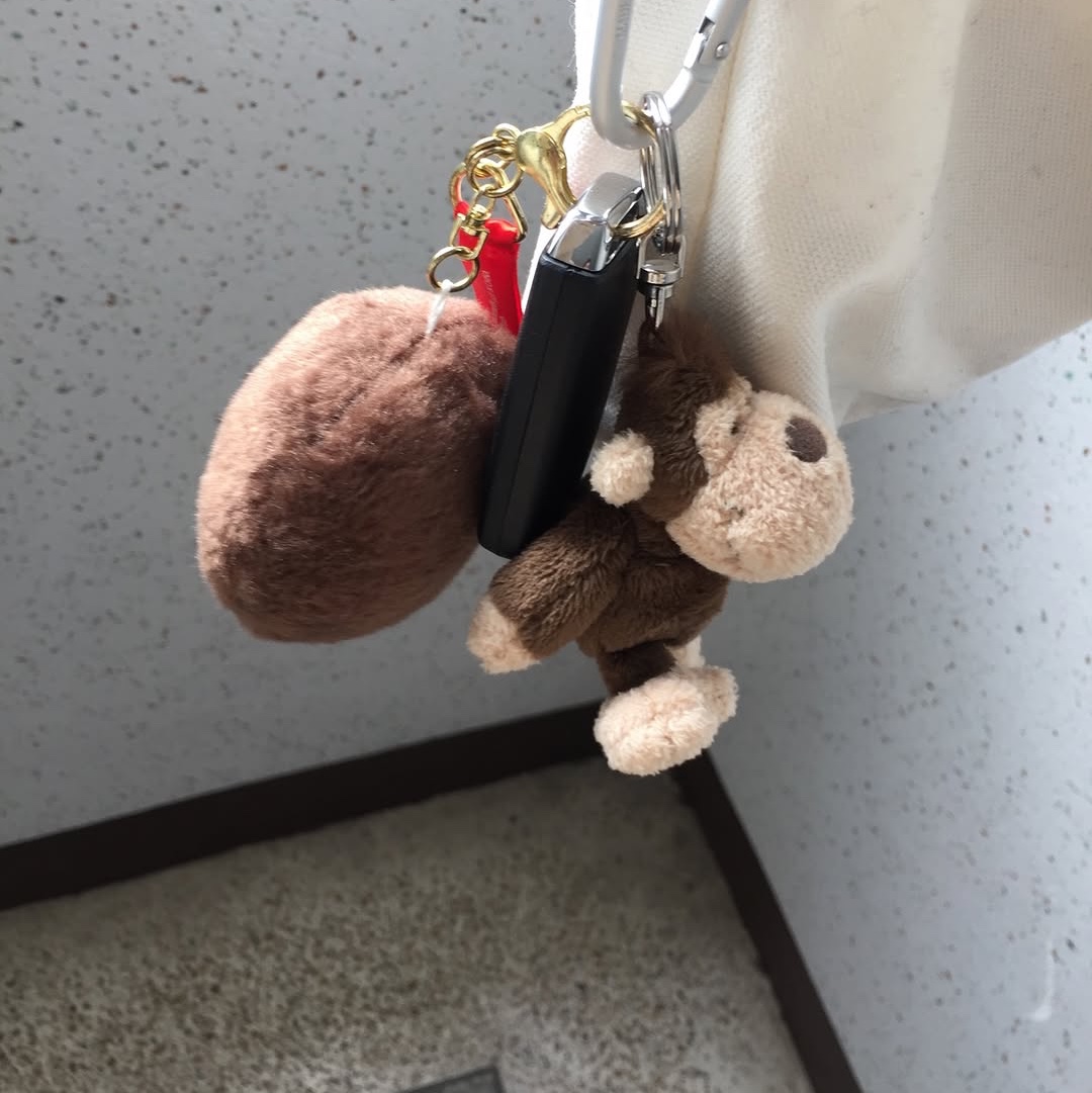 [KREAM 단독] NICI Monkey 10cm Bean Bag Keyring 착용 스타일 - 2