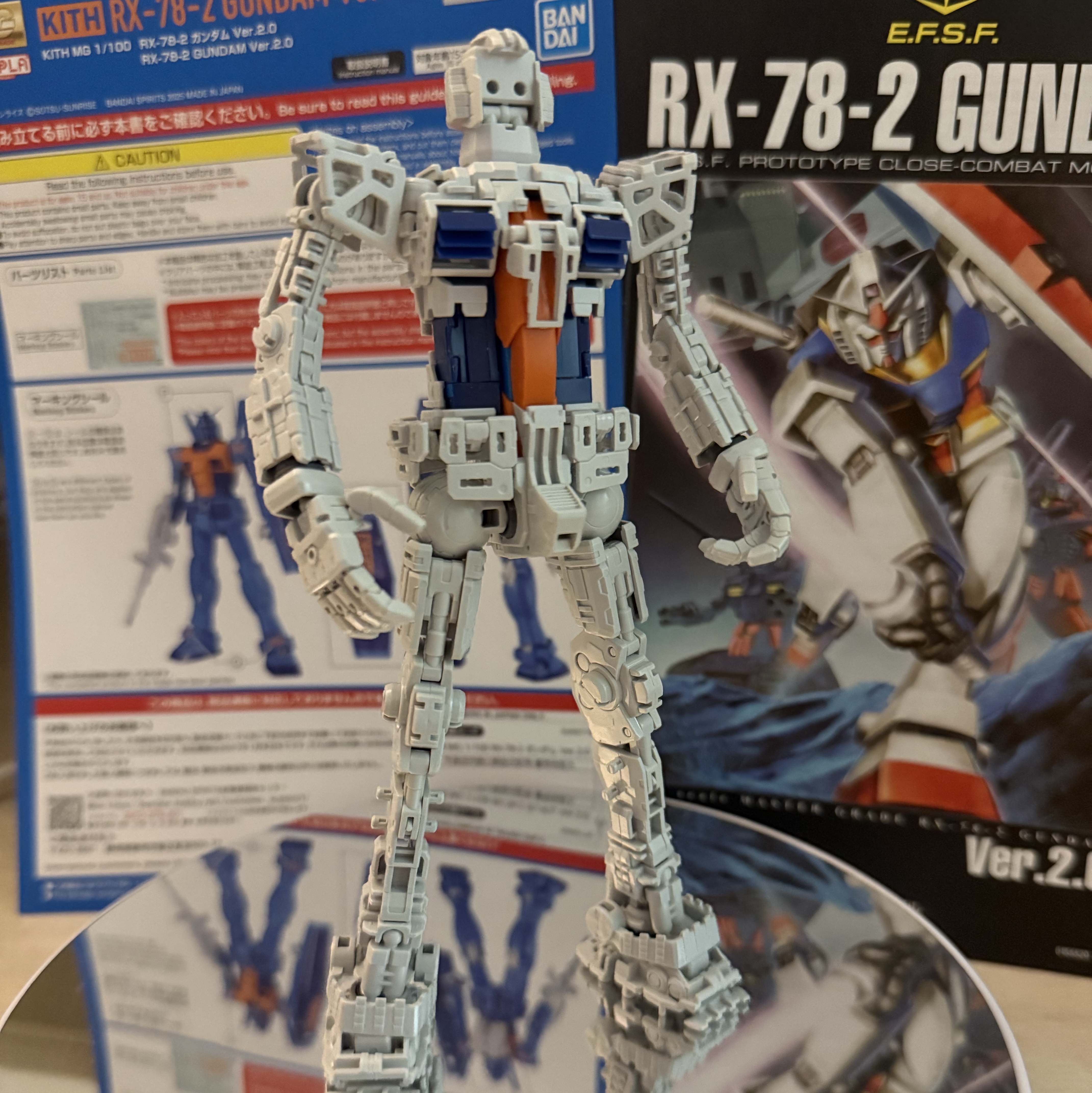 키스 X 건프라 MG 1/100 RX-78-2 버전 2.0 건담 피규어 | Kith | KREAM