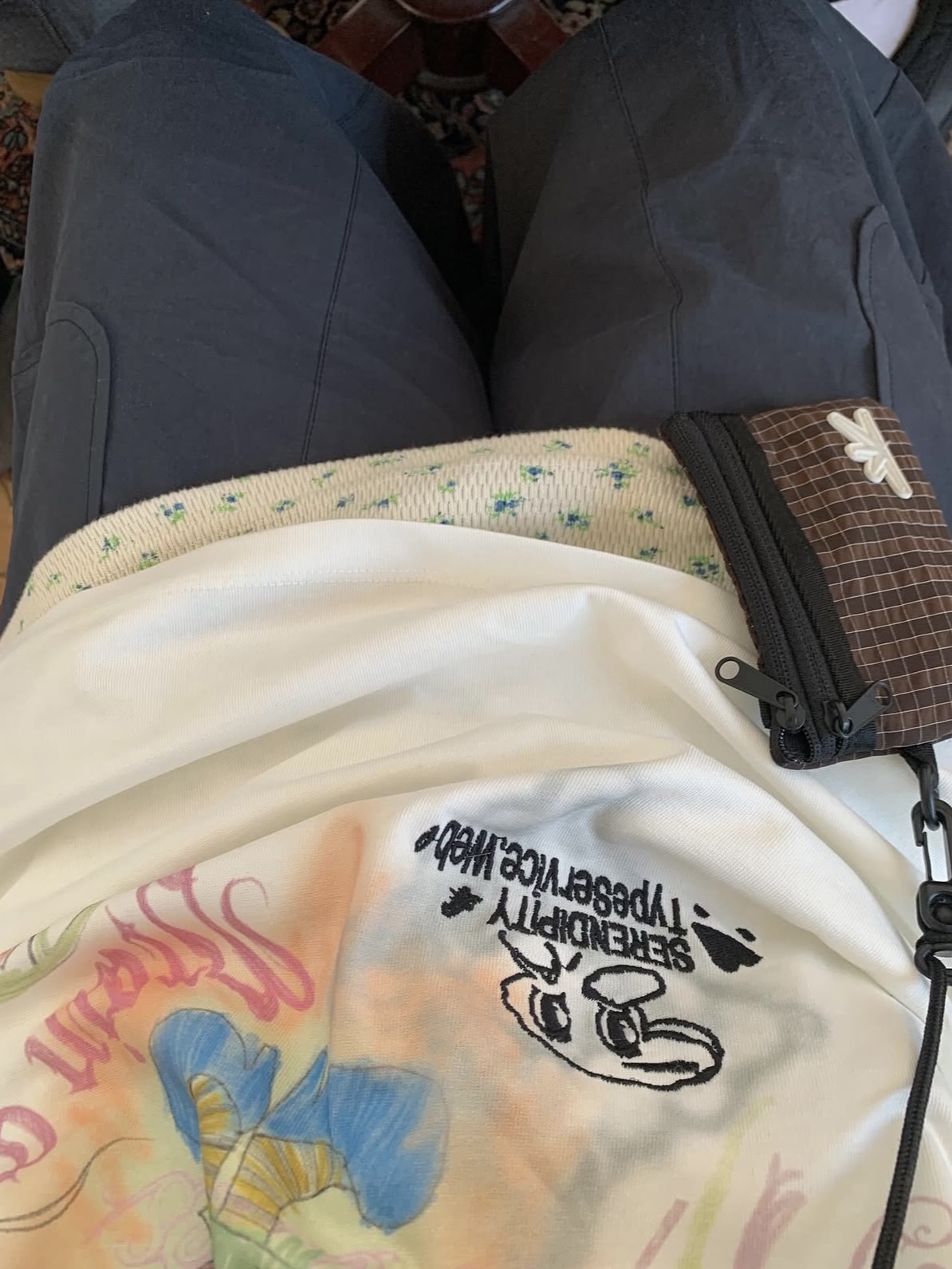 Sunlove Zip Card Pouch Black Grid 착용 스타일