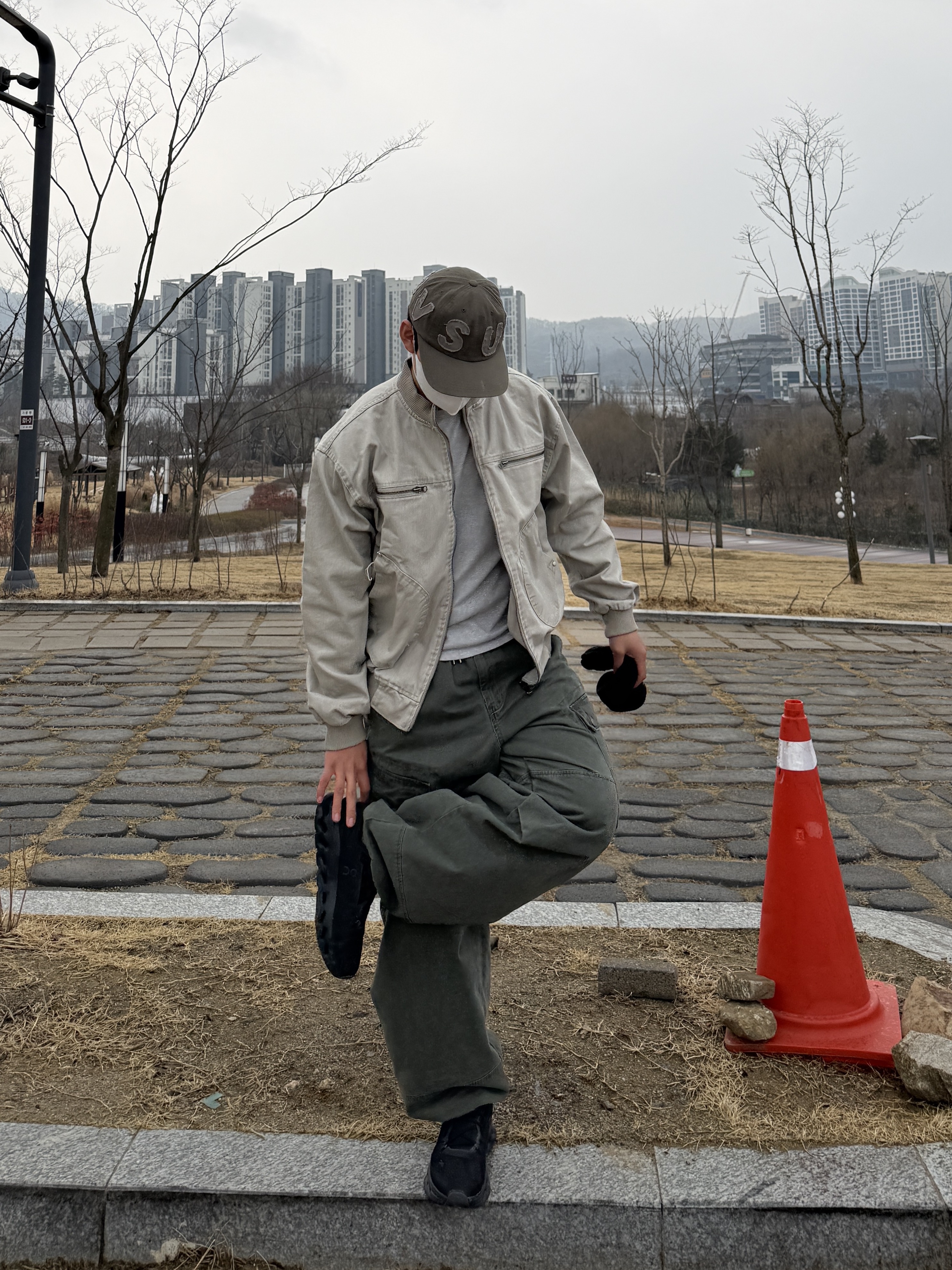 On Running x Post Archive Faction (Paf) Cloudventure Peak All Black, On Running x Post Archive Faction (Paf) Cloudmonster 2 Thorn Brown 착용 스타일 - 3