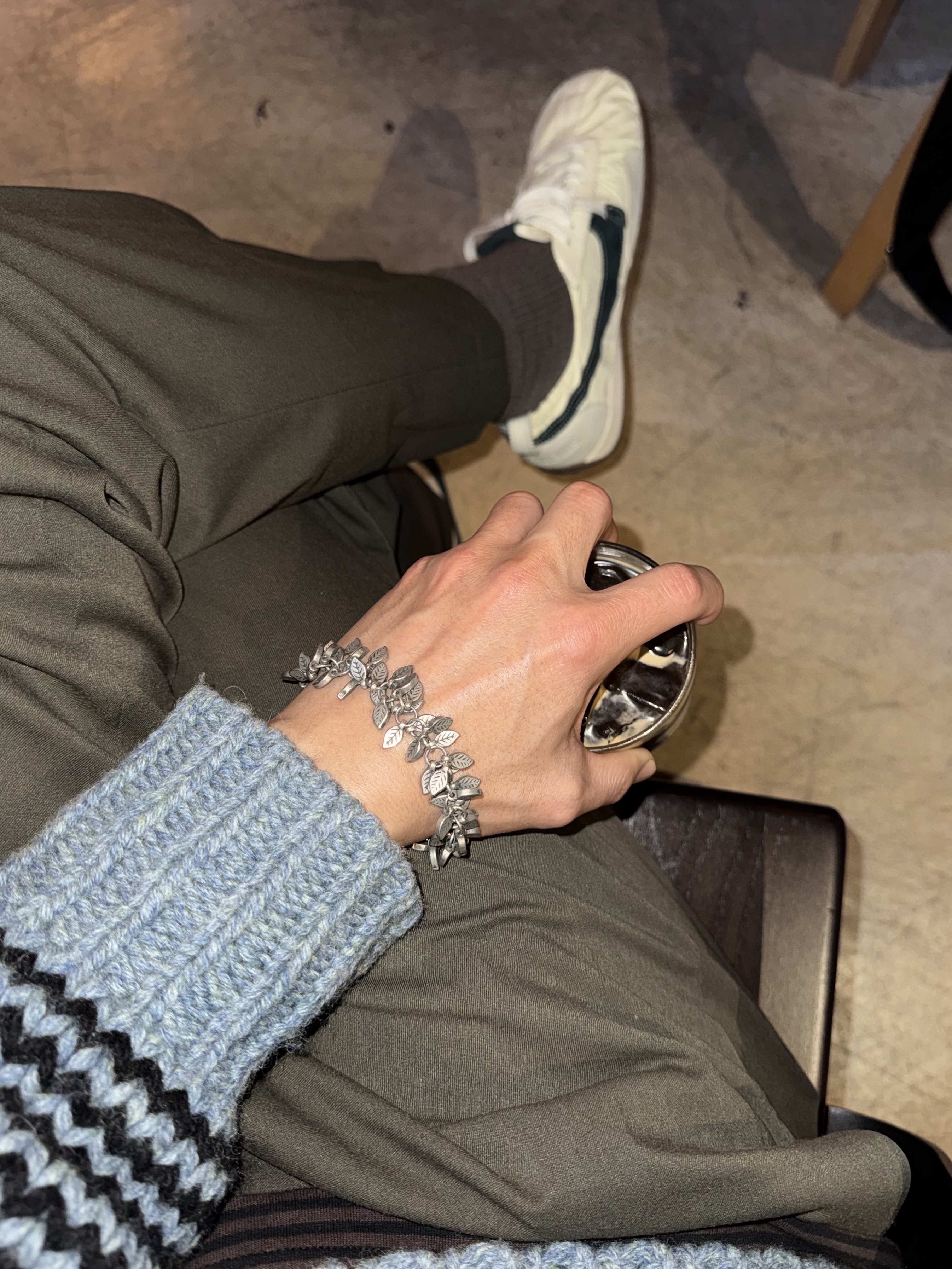 Nike x Jacquemus Moon Shoe SP Alabaster Off Noir, Hono Report Leaf Bracelet 착용 스타일 - 3