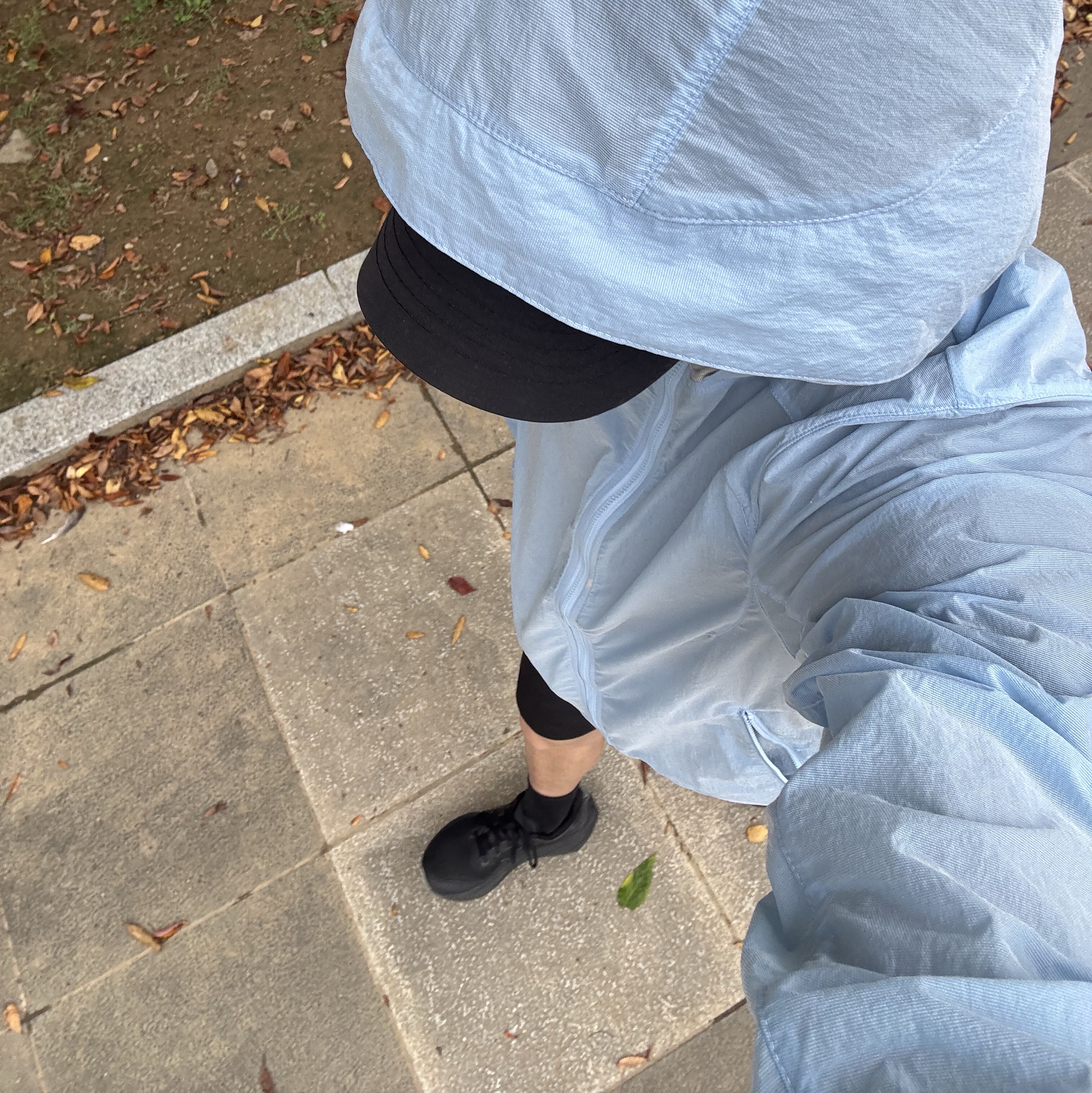 Asics Novablast 4 Black Graphite Grey - 2E Wide, Sansan Gear Streamline Hood Jacket Sky Blue 착용 스타일 - 2