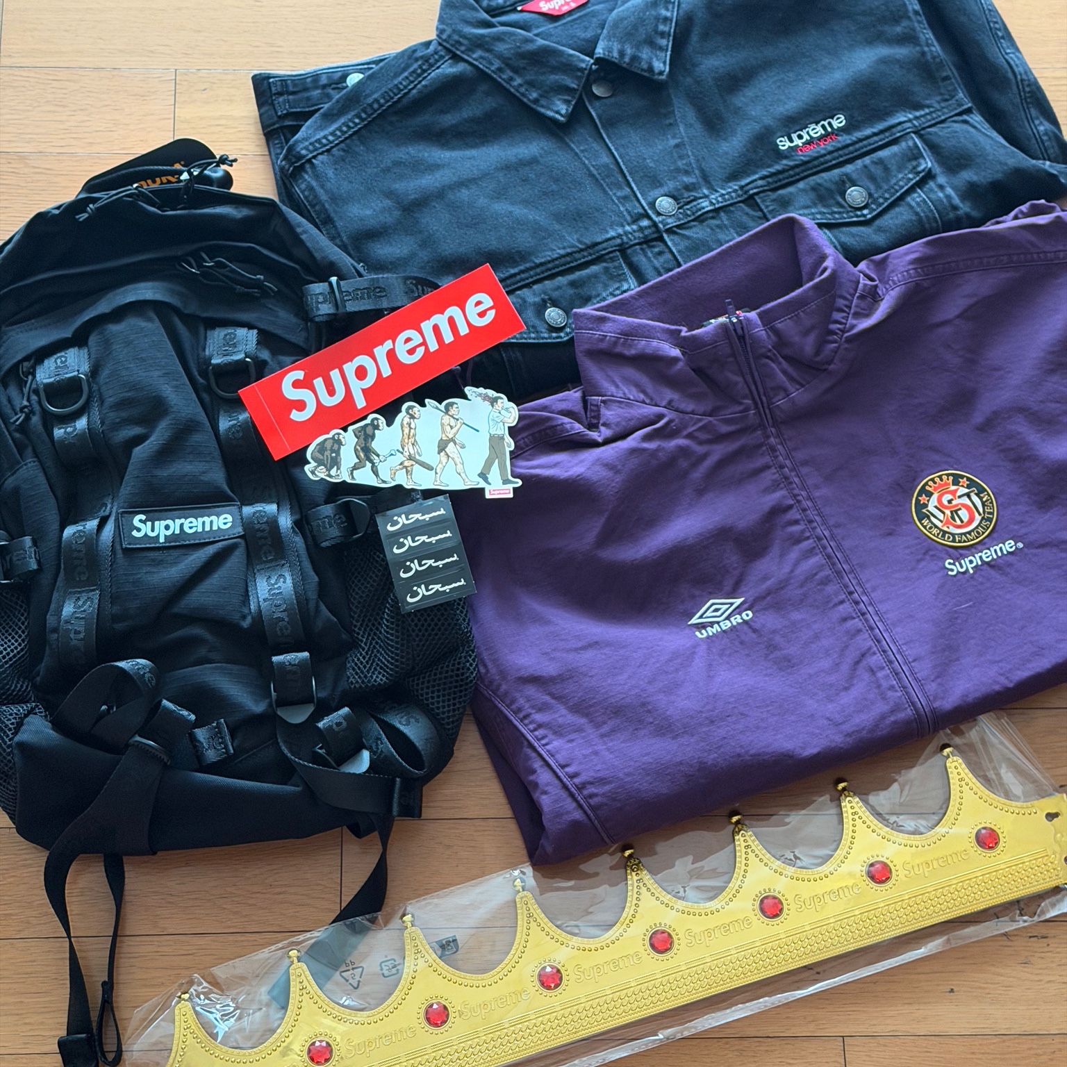 Supreme Backpack Black - 26SS, Supreme x Umbro Cotton Ripstop Track Jacket Plum - 26SS 착용 스타일 - 1