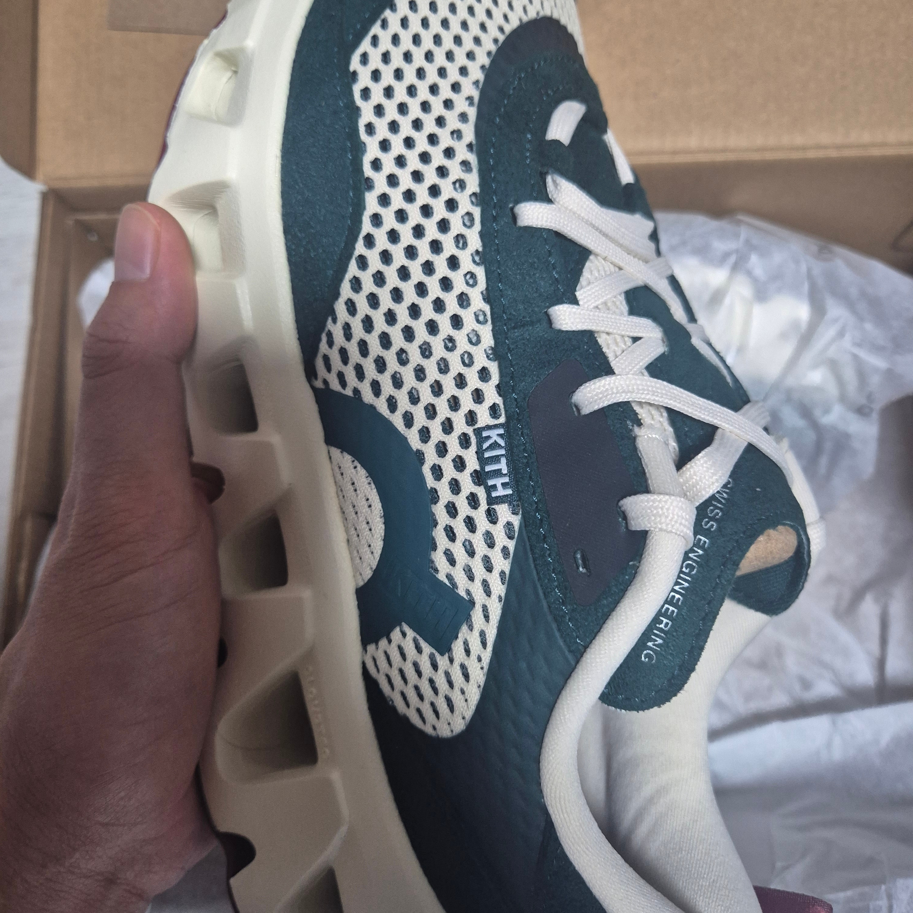 (W) On Running x Kith K-Tech 2 Spirulina Barley 착용 스타일 - 2