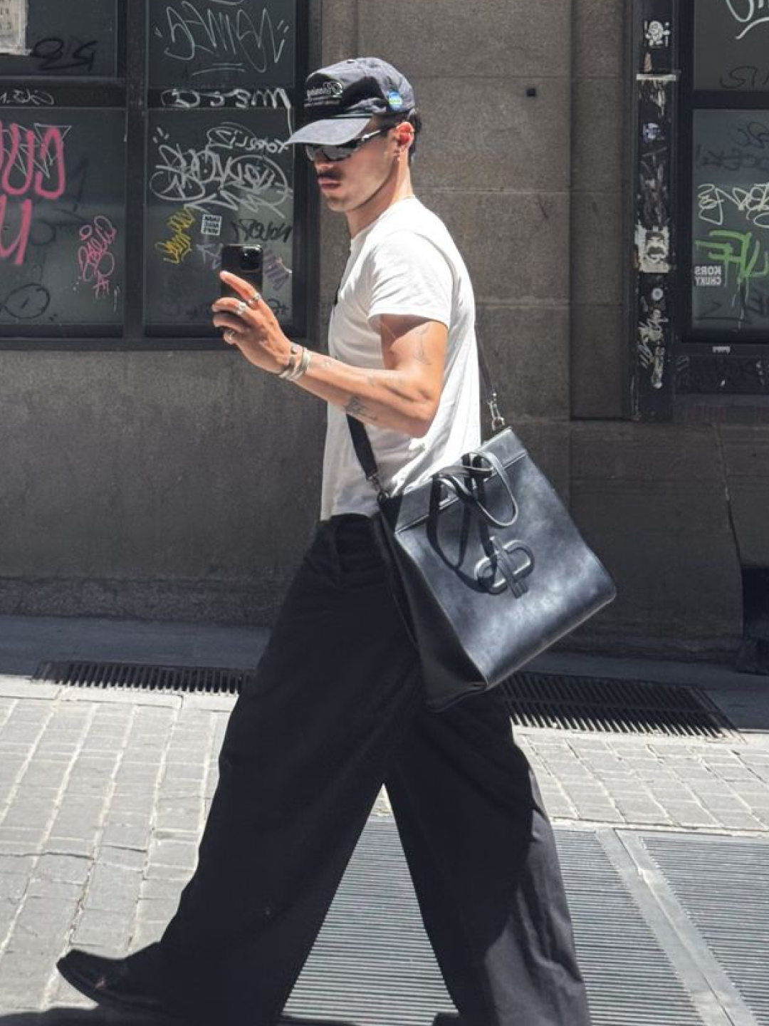 Trader Joe's Canvas Tote Bag Navy, Porter All New Tanker Sling Bag Black 착용 스타일 - 4