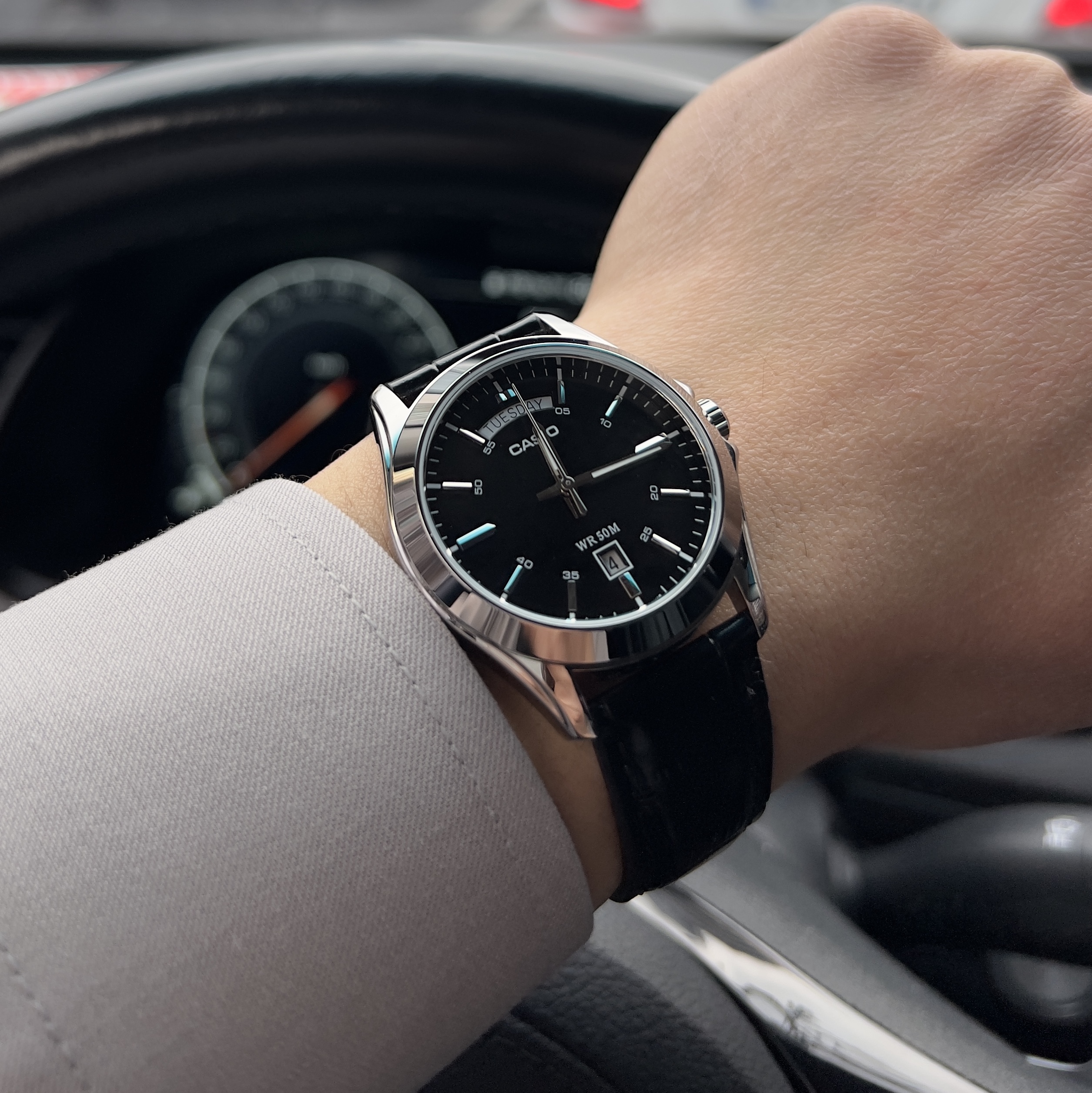 Casio MTP-1370L-1AVDF 착용 스타일