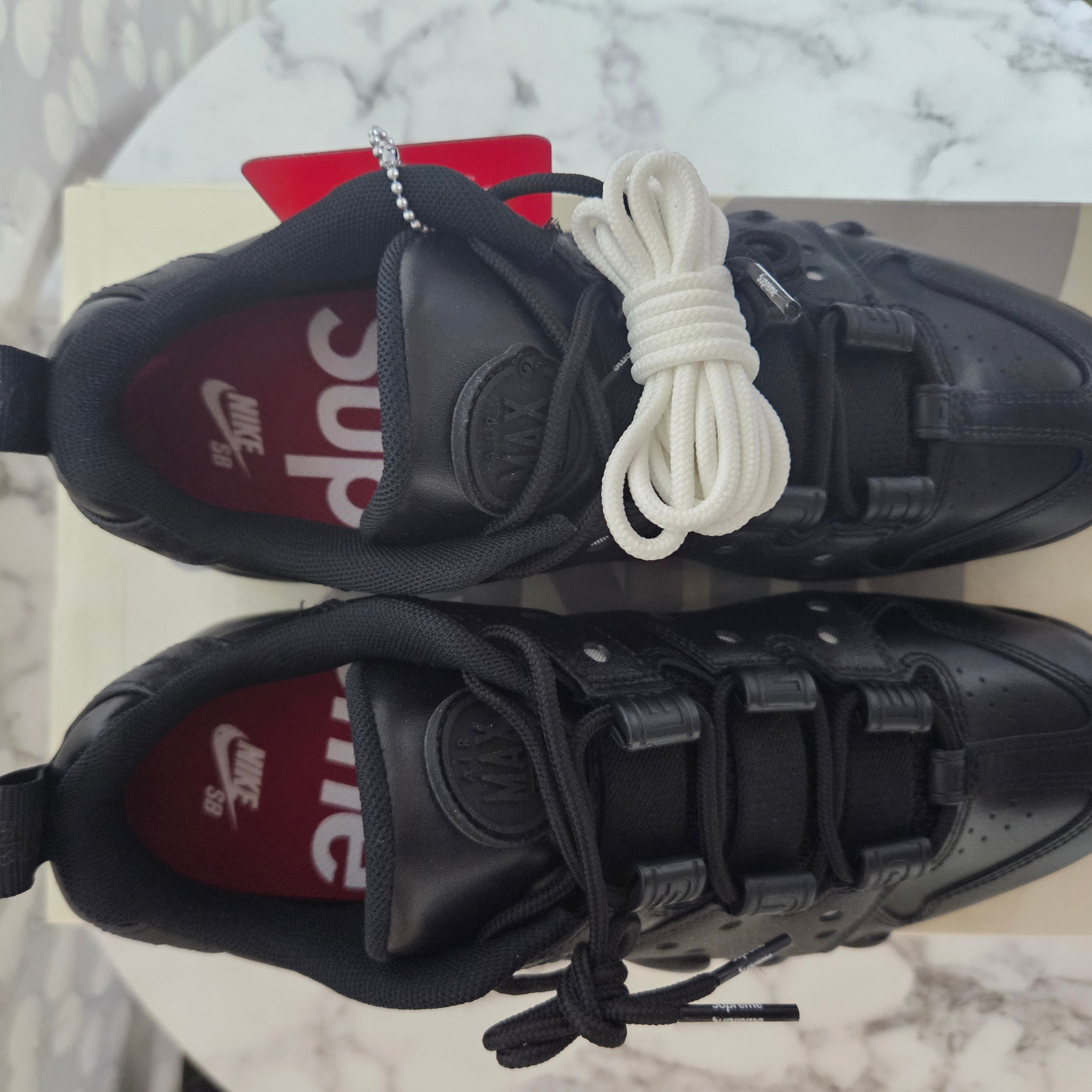 Nike x Supreme SB Air Max 2 CB 94 Low Black Metallic Silver Black 착용 스타일 - 2
