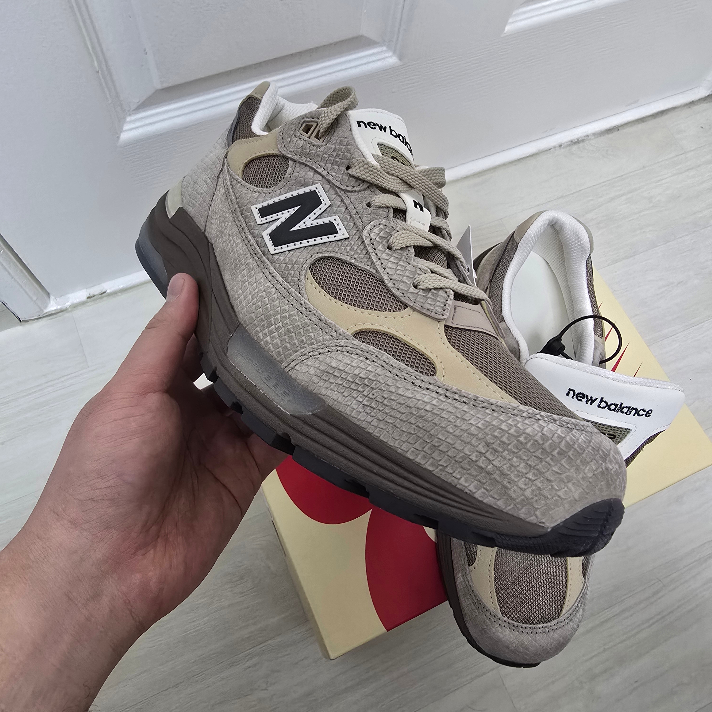 New Balance 992 Made in USA Driftwood Rich Oak 착용 스타일 - 2