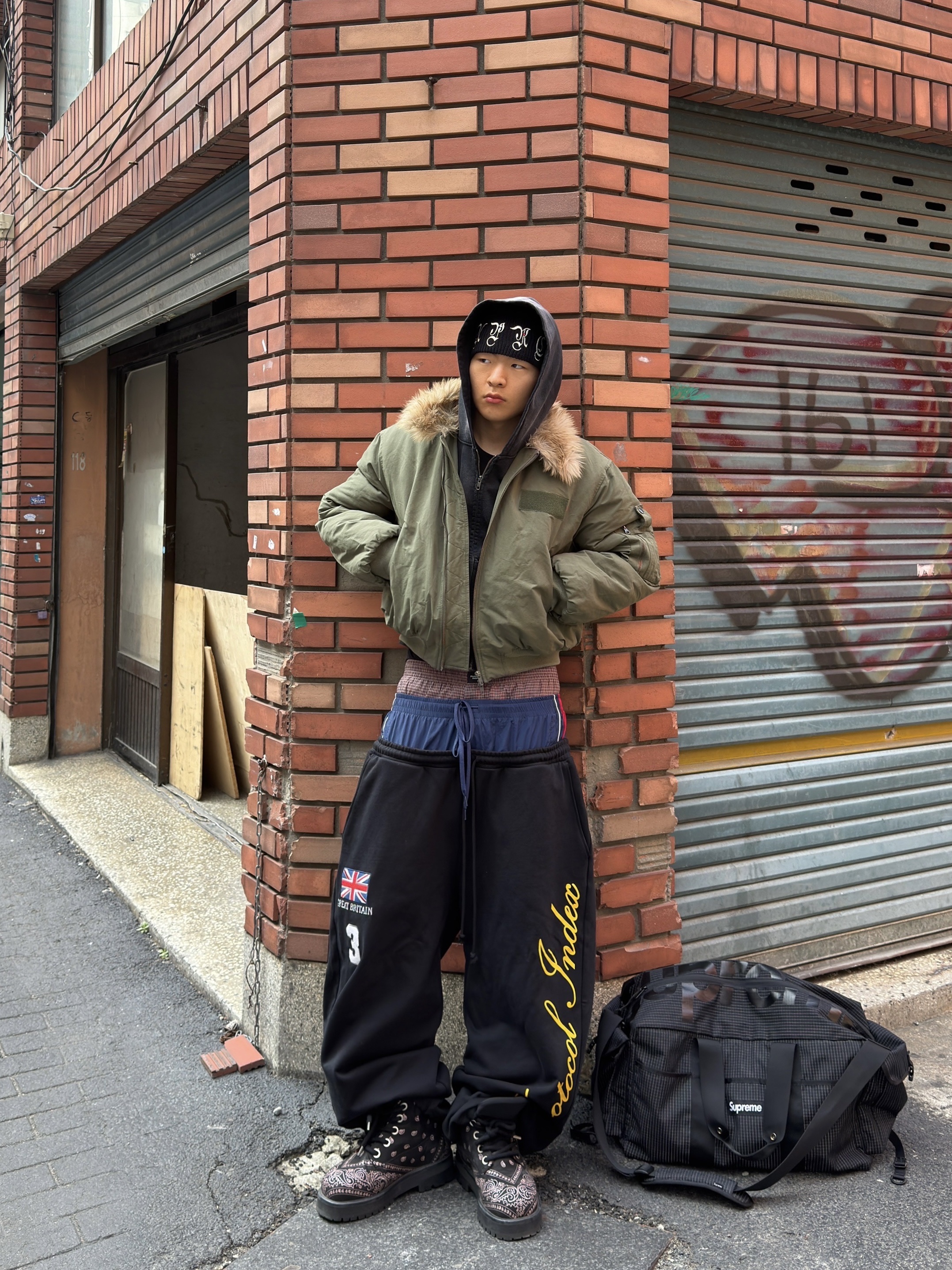 Supreme AOI Gems Beanie Black - 25FW, Supreme Duffle Bag Black - 24SS 착용 스타일 - 1