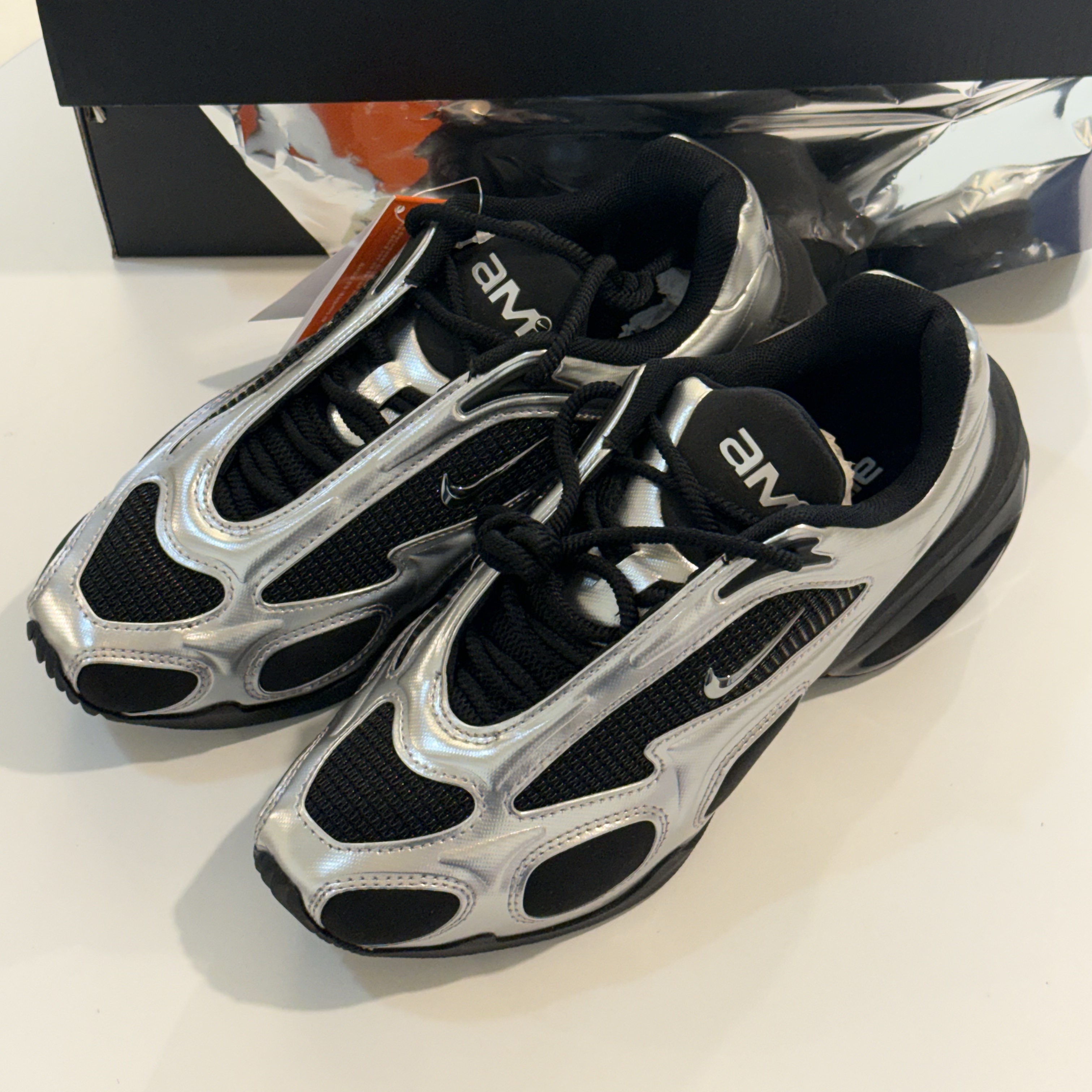 (W) Nike Air Max Muse Black and Metallic Silver 착용 스타일