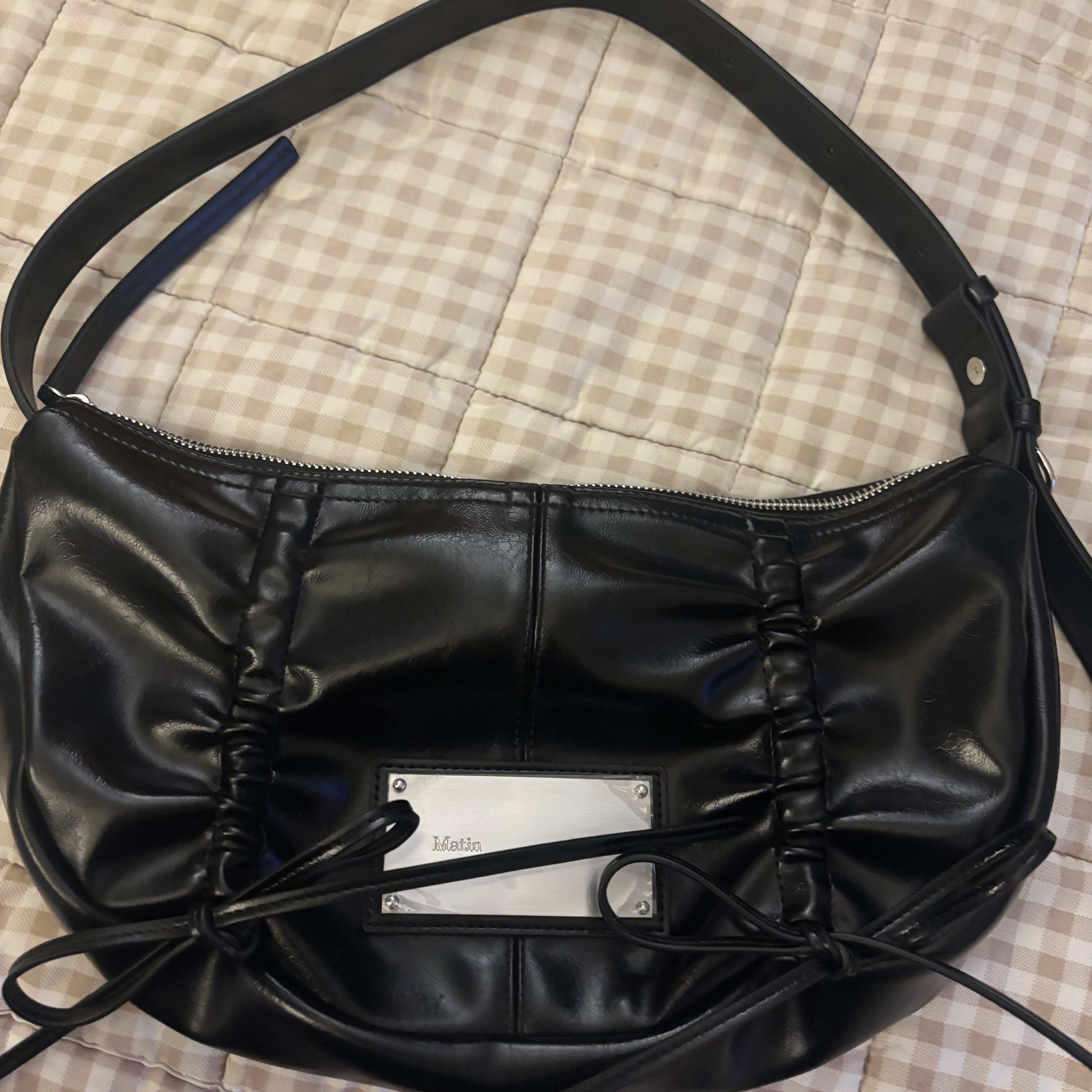 Matin Kim Half Shirring Ribbon Round Bag Black 착용 스타일