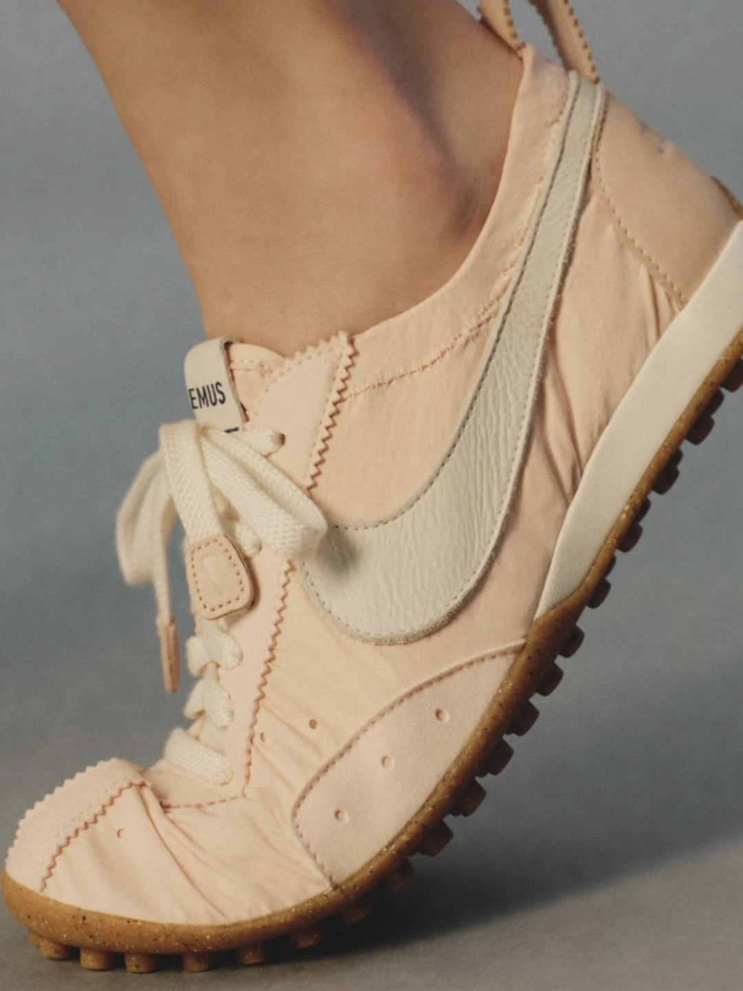Nike x Jacquemus Moon Shoe SP Soft Pearl Sail, Nike x Jacquemus Moon Shoe SP Aluminum Pink Sail ์ฐฉ์ฉ ์คํ์ผ - 2