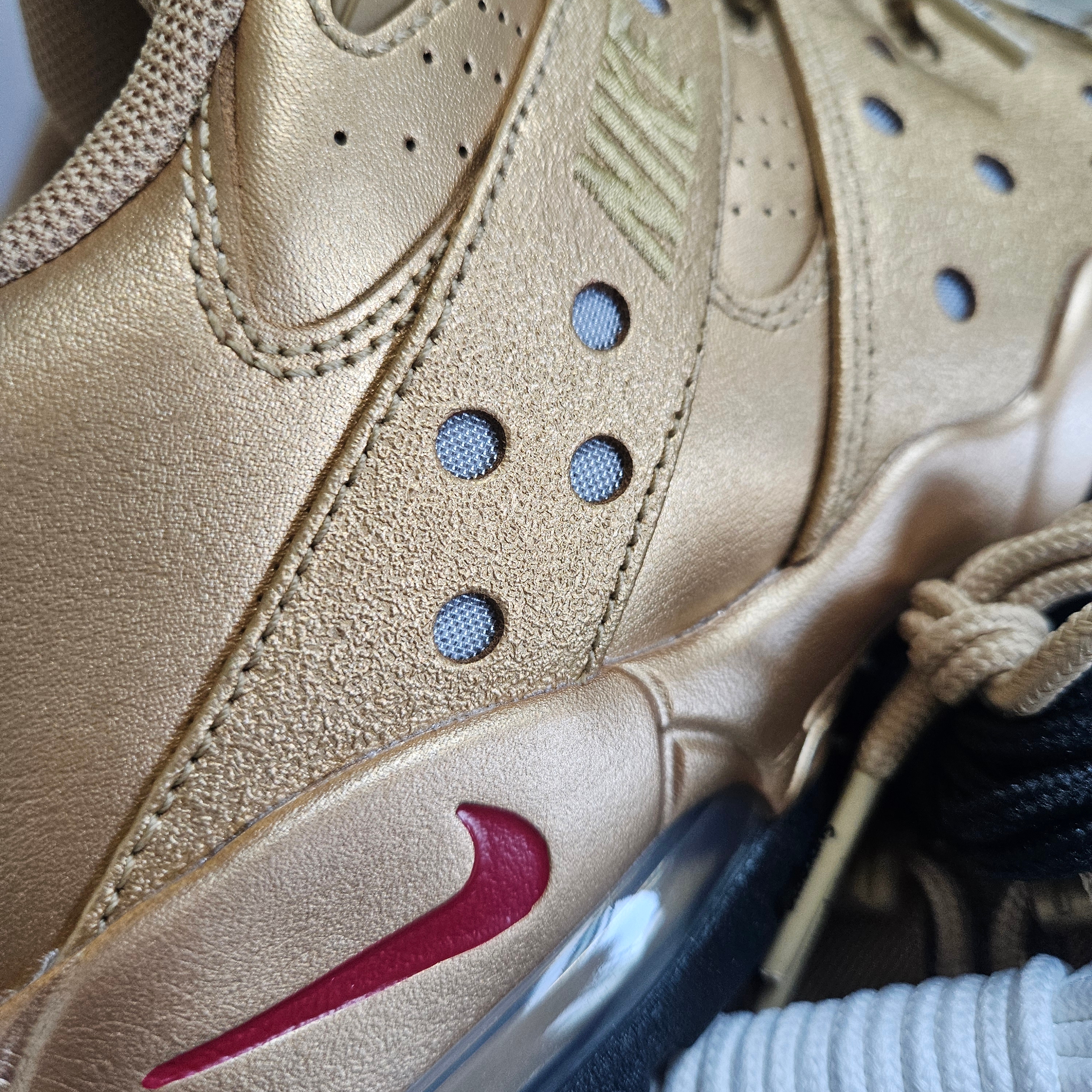 Nike x Supreme SB Air Max 2 CB 94 Low Metallic Gold Varisty Red Metallic Gold Black 착용 스타일 - 3