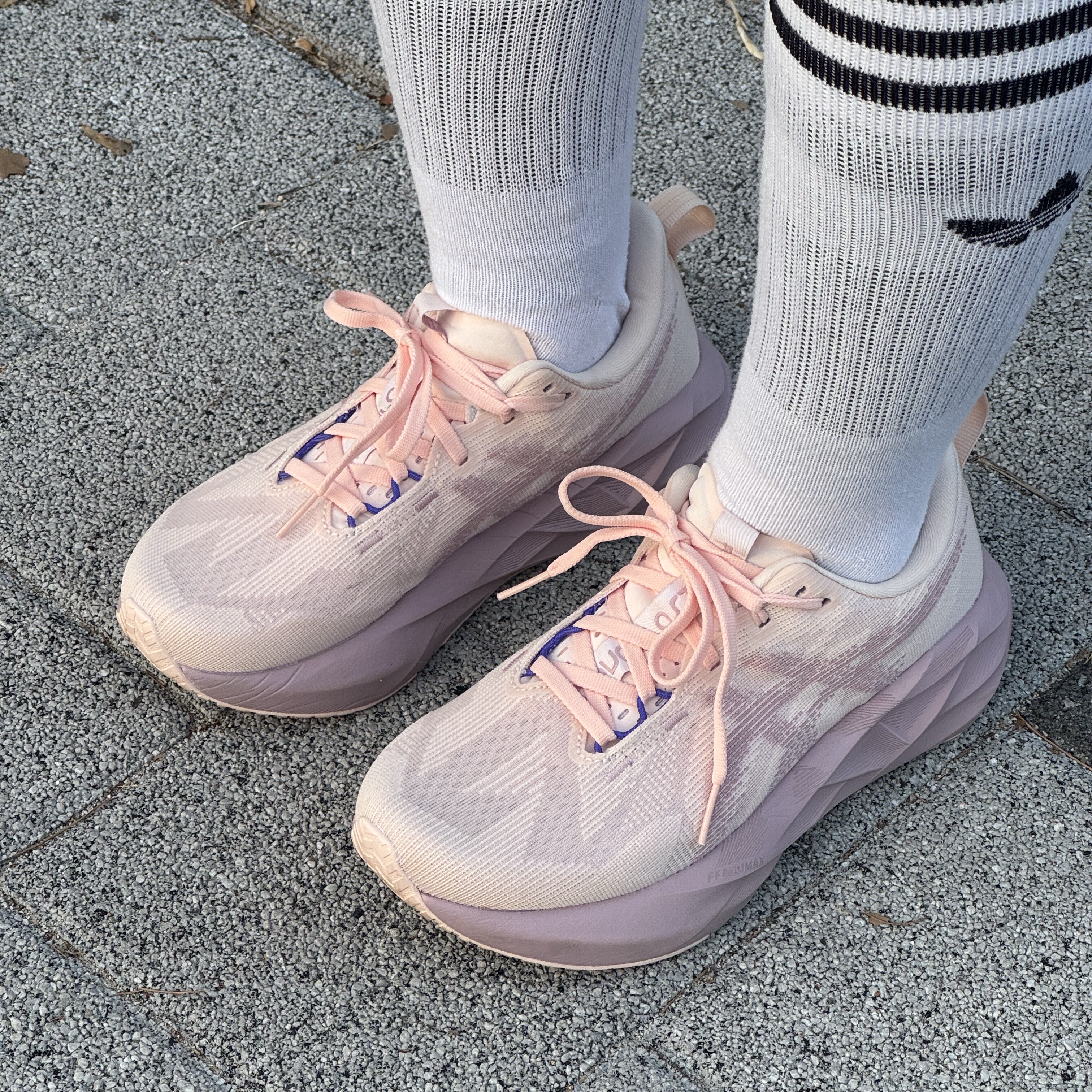 (W) Asics Novablast 5 Pearl Pink Morganite 착용 스타일 - 1