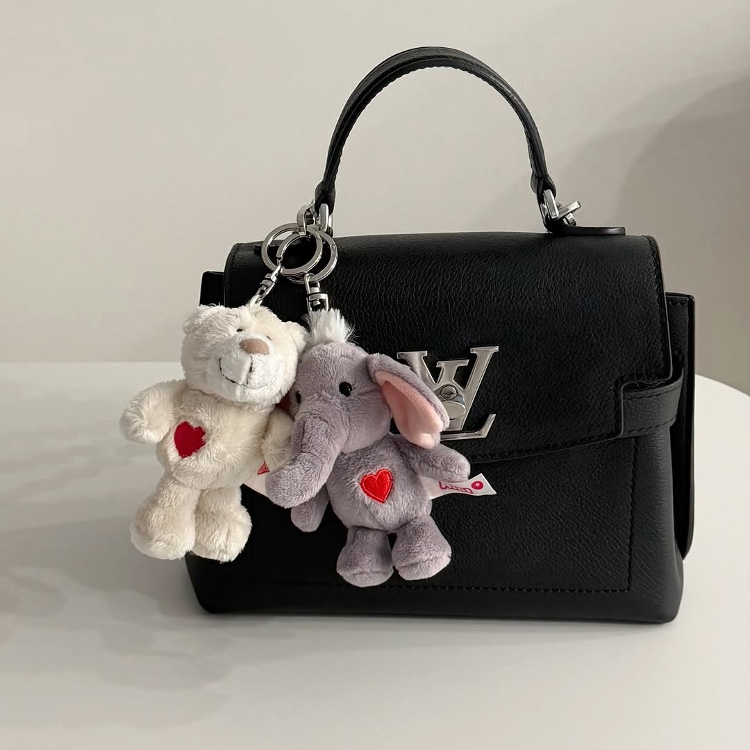 [KREAM 단독] NICI Love bear cream 10cm bb, [KREAM 단독] NICI Keyholder Love elephant dark grey 10cm GREEN 착용 스타일 - 1
