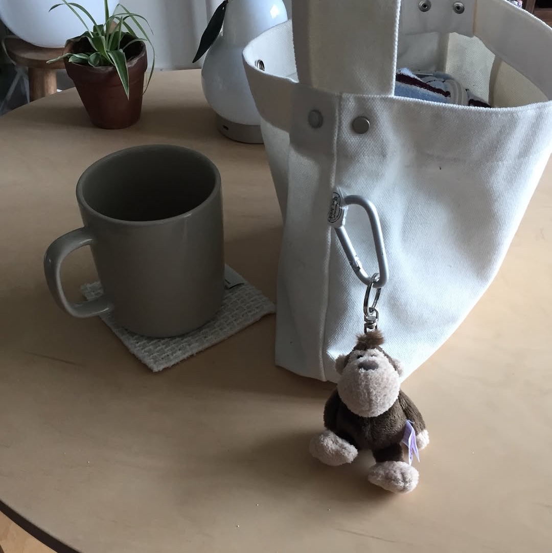 [KREAM 단독] NICI Monkey 10cm Bean Bag Keyring 착용 스타일 - 1