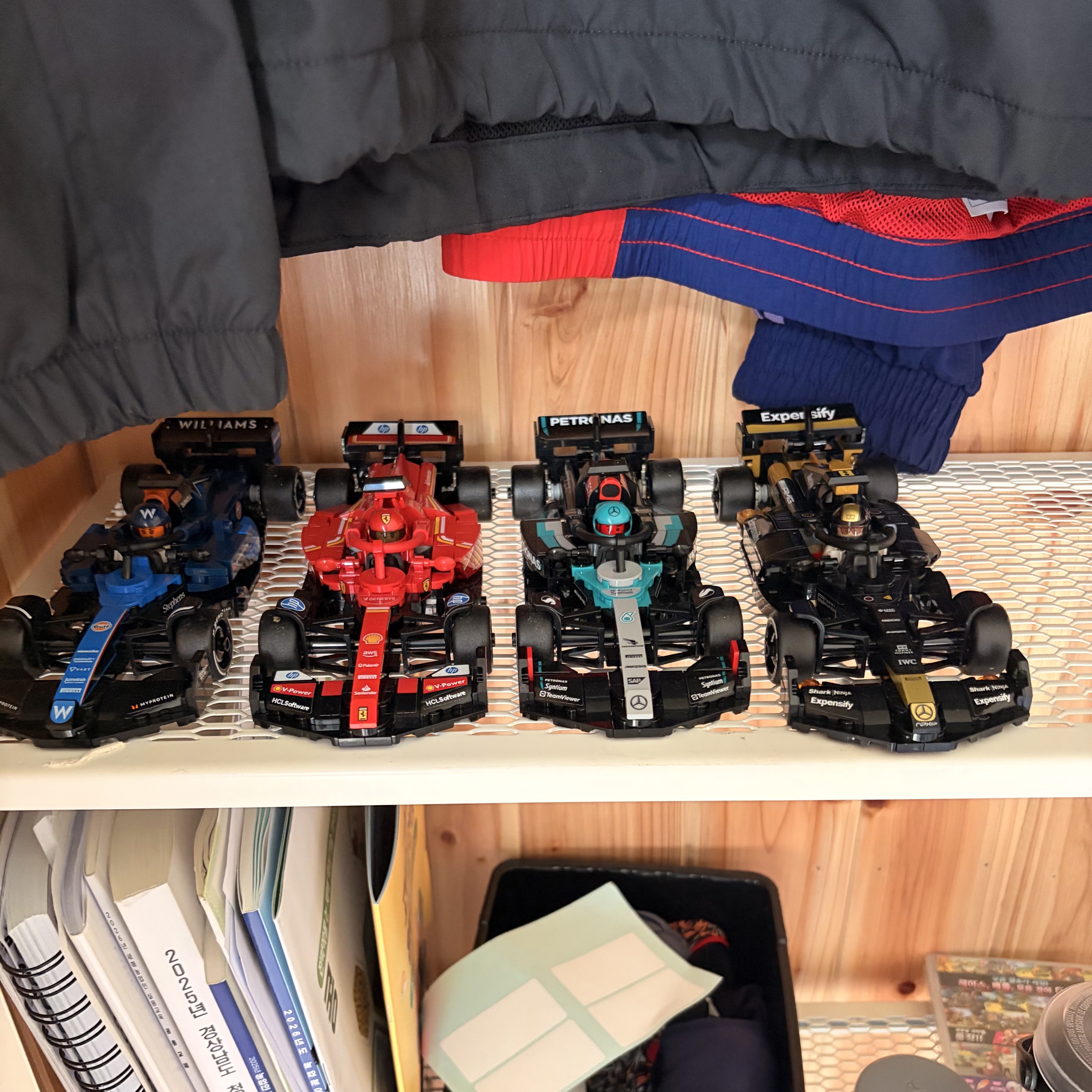 Lego Speed Champions APXGP Team Race Car from F1 The Movie, Lego Speed Champions Ferrari SF-24 F1 Race Car 착용 스타일