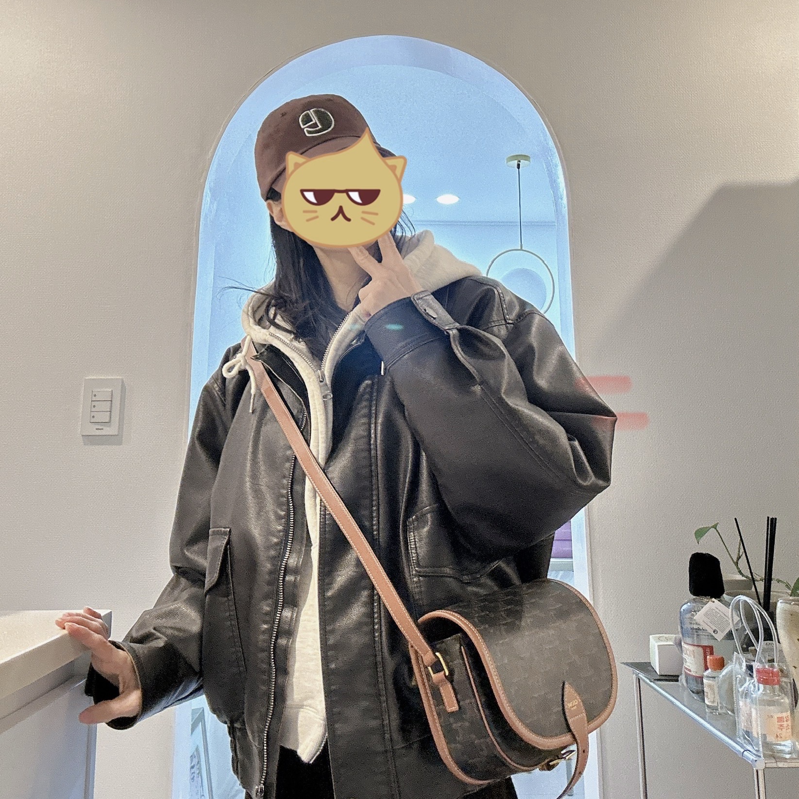 Celine Medium Folco Bag in Triomphe Canvas and Calfskin Tan 착용 스타일