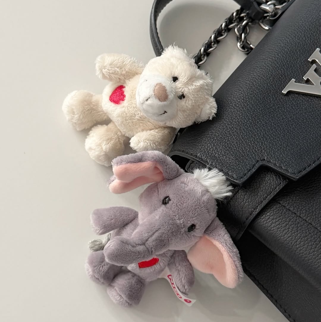 [KREAM 단독] NICI Love bear cream 10cm bb, [KREAM 단독] NICI Keyholder Love elephant dark grey 10cm GREEN 착용 스타일 - 2