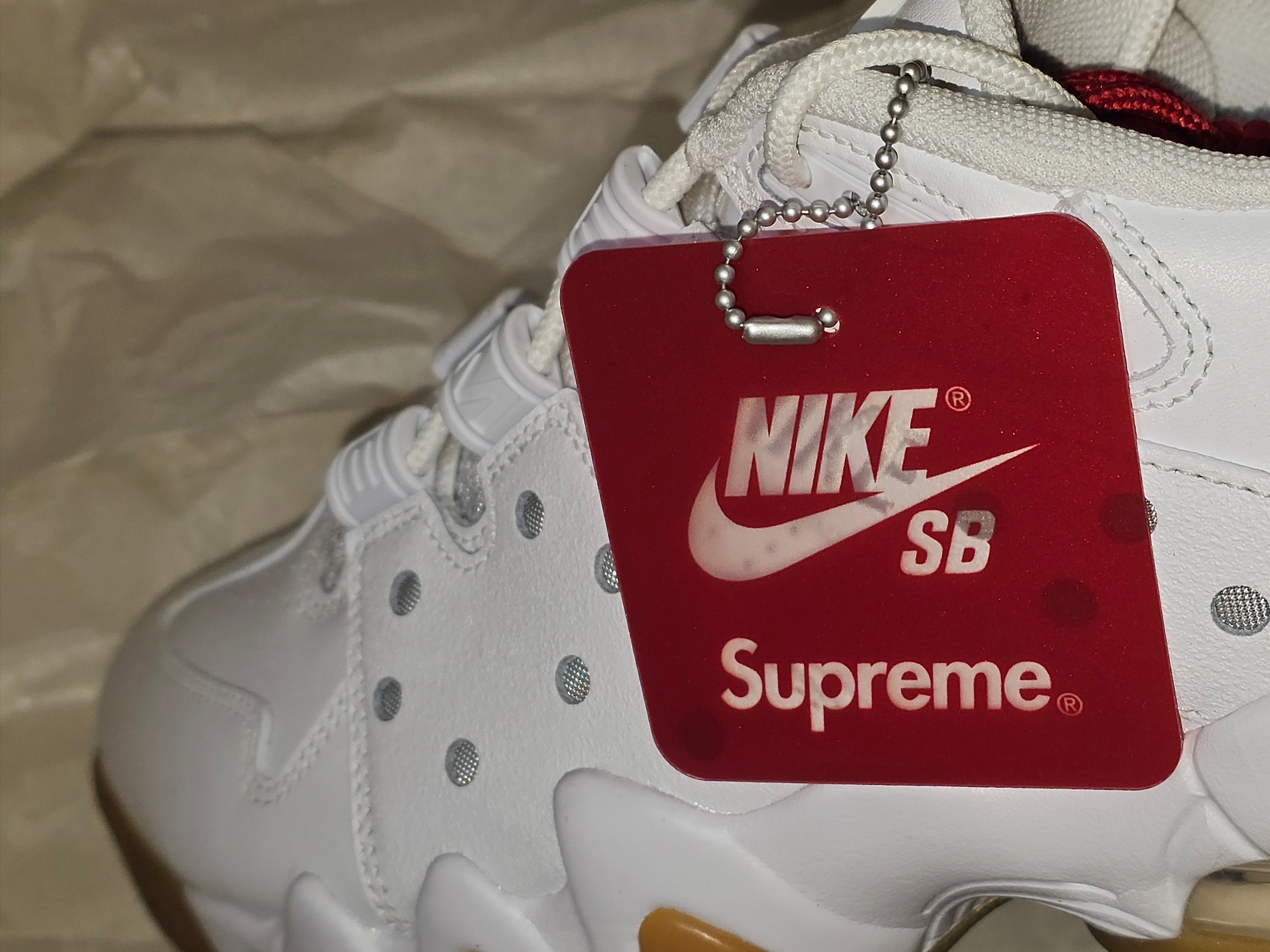 Nike x Supreme SB Air Max 2 CB 94 Low White Varsity Red White Gum Light Brown 착용 스타일 - 3