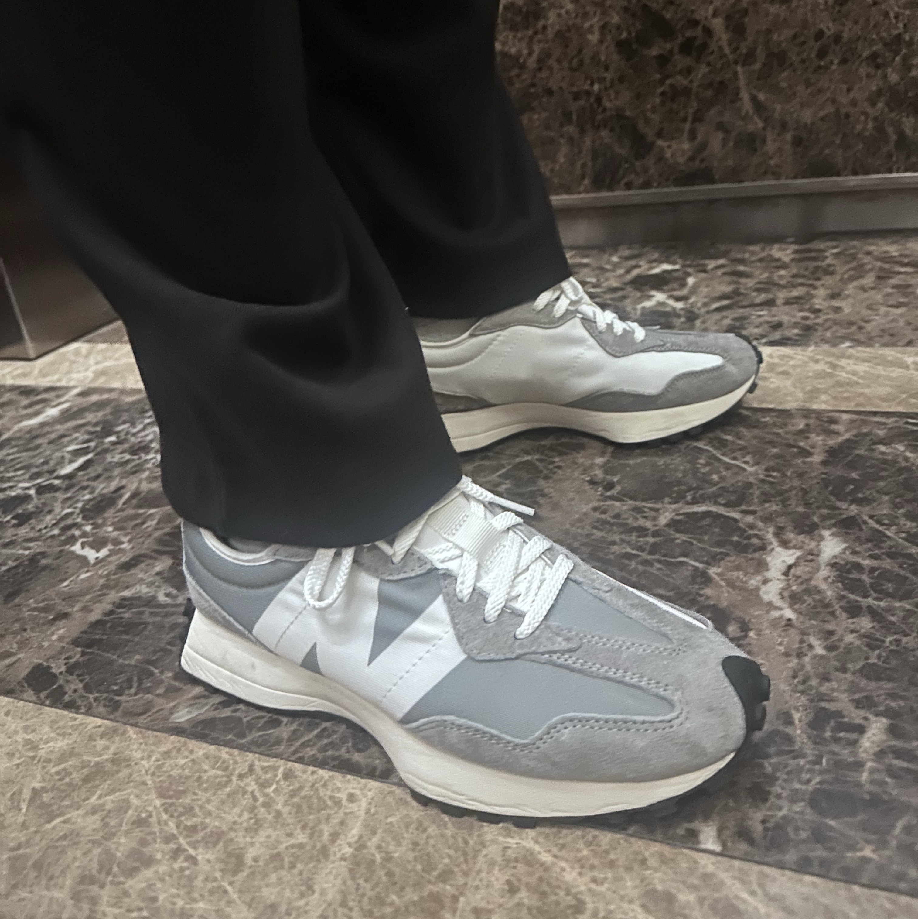 Gentle Monster x Maison Margiela MM114 Black Clear, New Balance 327 Grey 착용 스타일 - 2