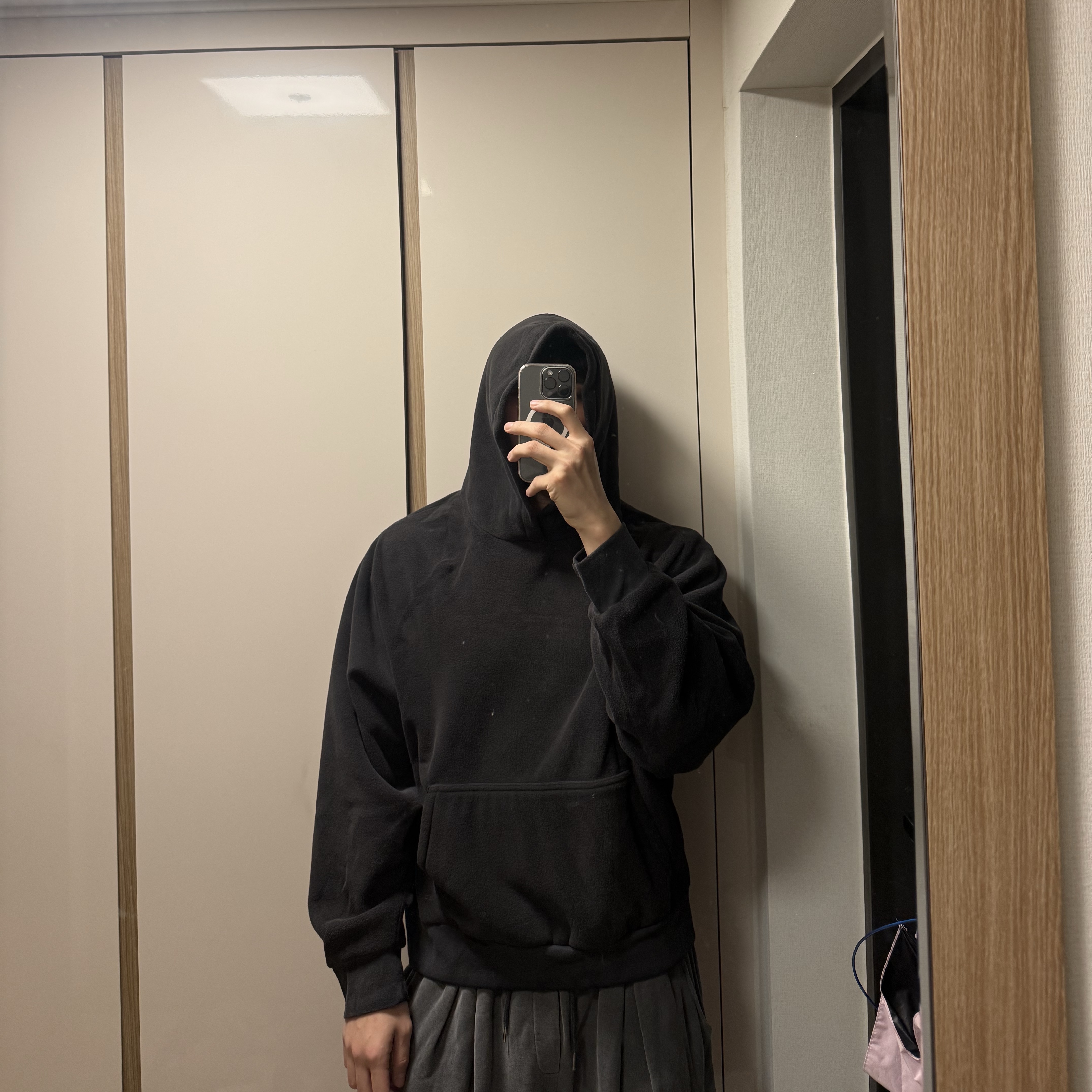 Yeezy Gap Polar Fleece Regular Hoodie Black 착용 스타일 - 1