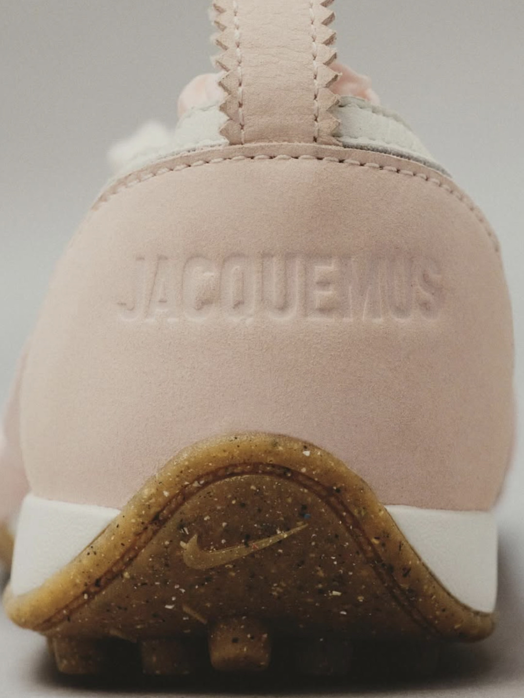 Nike x Jacquemus Moon Shoe SP Soft Pearl Sail, Nike x Jacquemus Moon Shoe SP Aluminum Pink Sail ์ฐฉ์ฉ ์คํ์ผ - 4